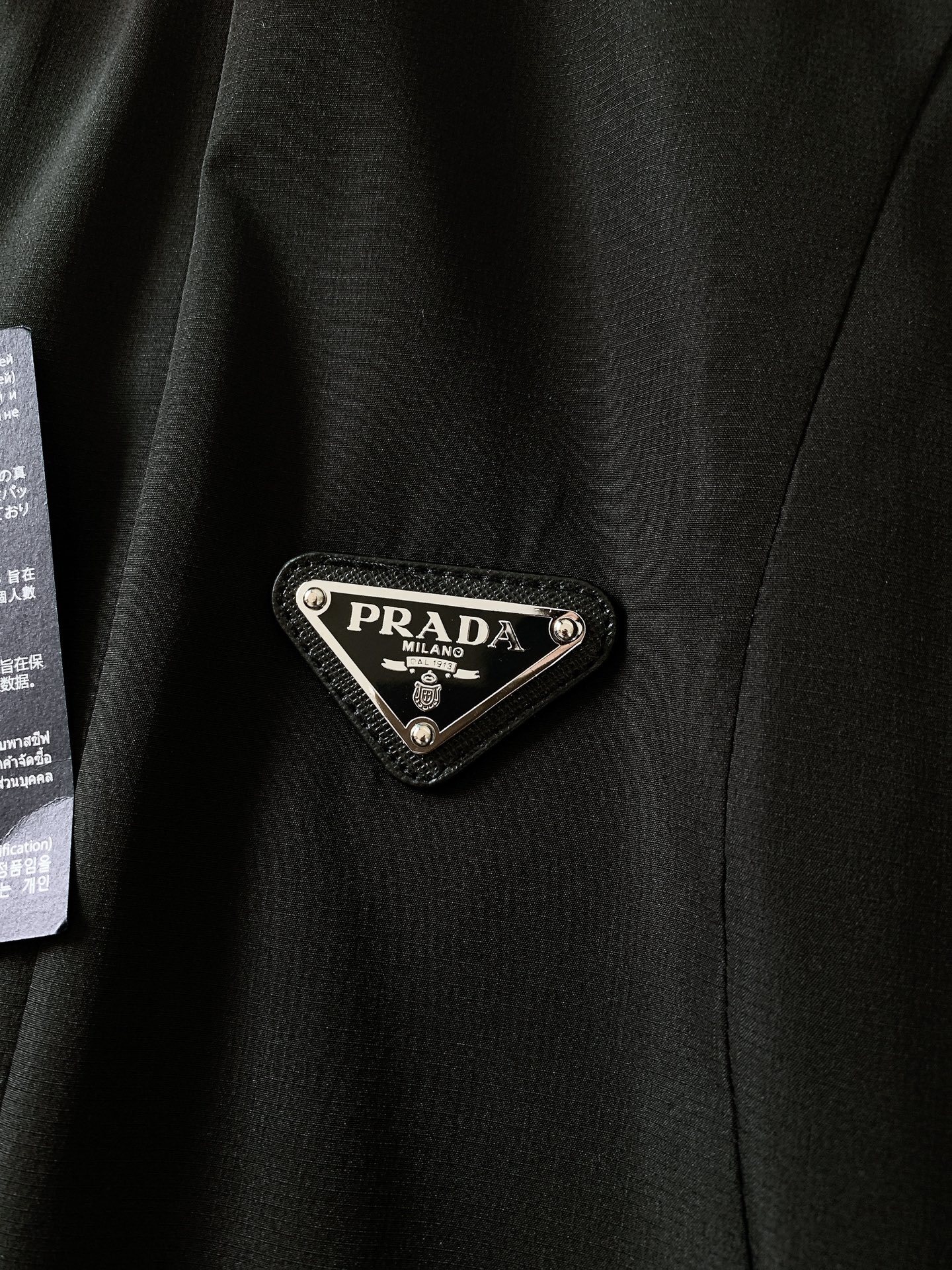 Prada 普拉达 2025SS早春新品
最新 马甲 外贸工厂代工。基础款马甲!,原版面料,舒适,