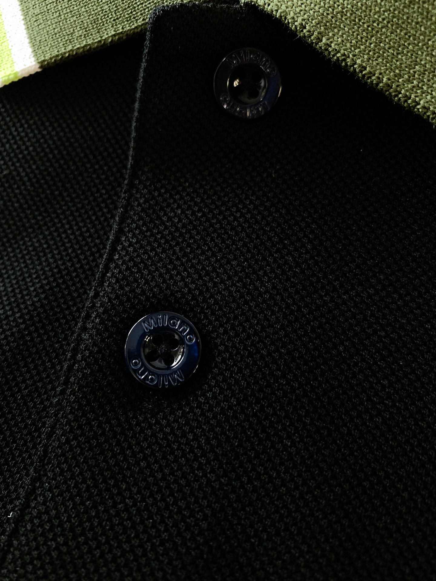 
Moncler 蒙口 2025SS春夏新品 
太古里砖🧱柜YB购入 起脚珠地翻领短T。
非常规面料裁剪