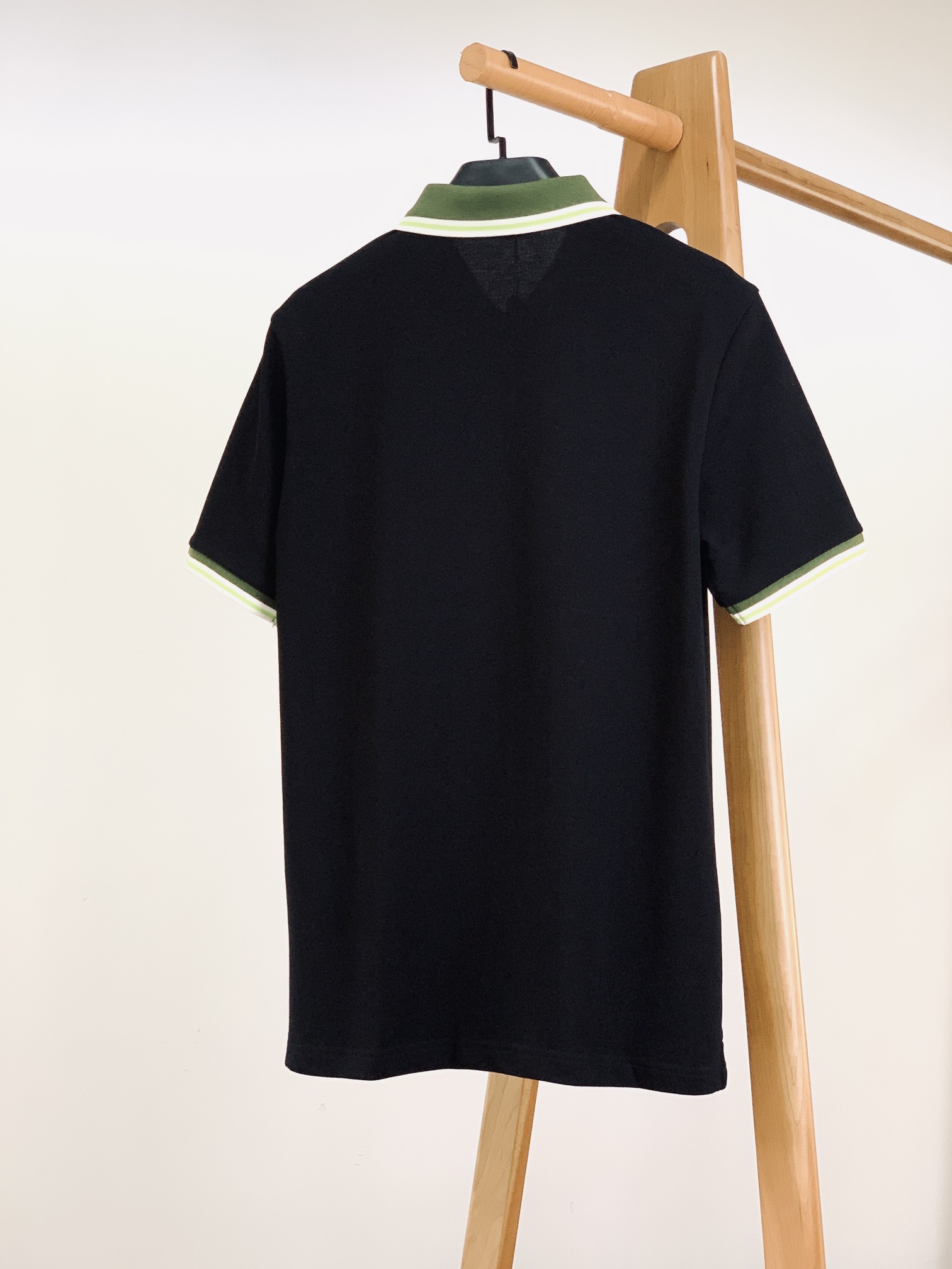 
Moncler 蒙口 2025SS春夏新品 
太古里砖🧱柜YB购入 起脚珠地翻领短T。
非常规面料裁剪