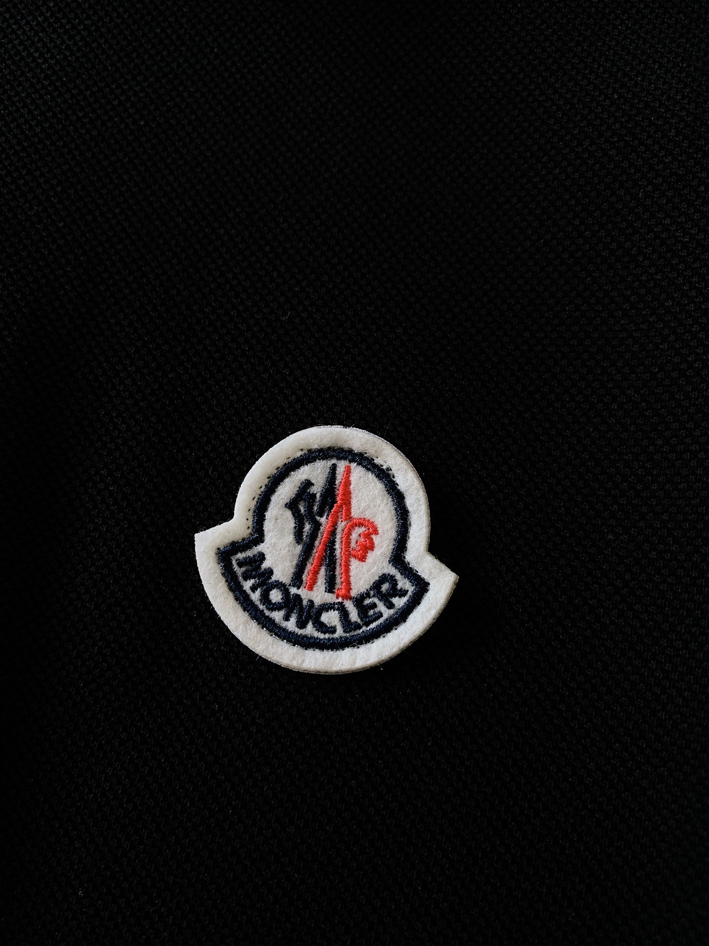 
Moncler 蒙口 2025SS春夏新品 
太古里砖🧱柜YB购入 起脚珠地翻领短T。
非常规面料裁剪