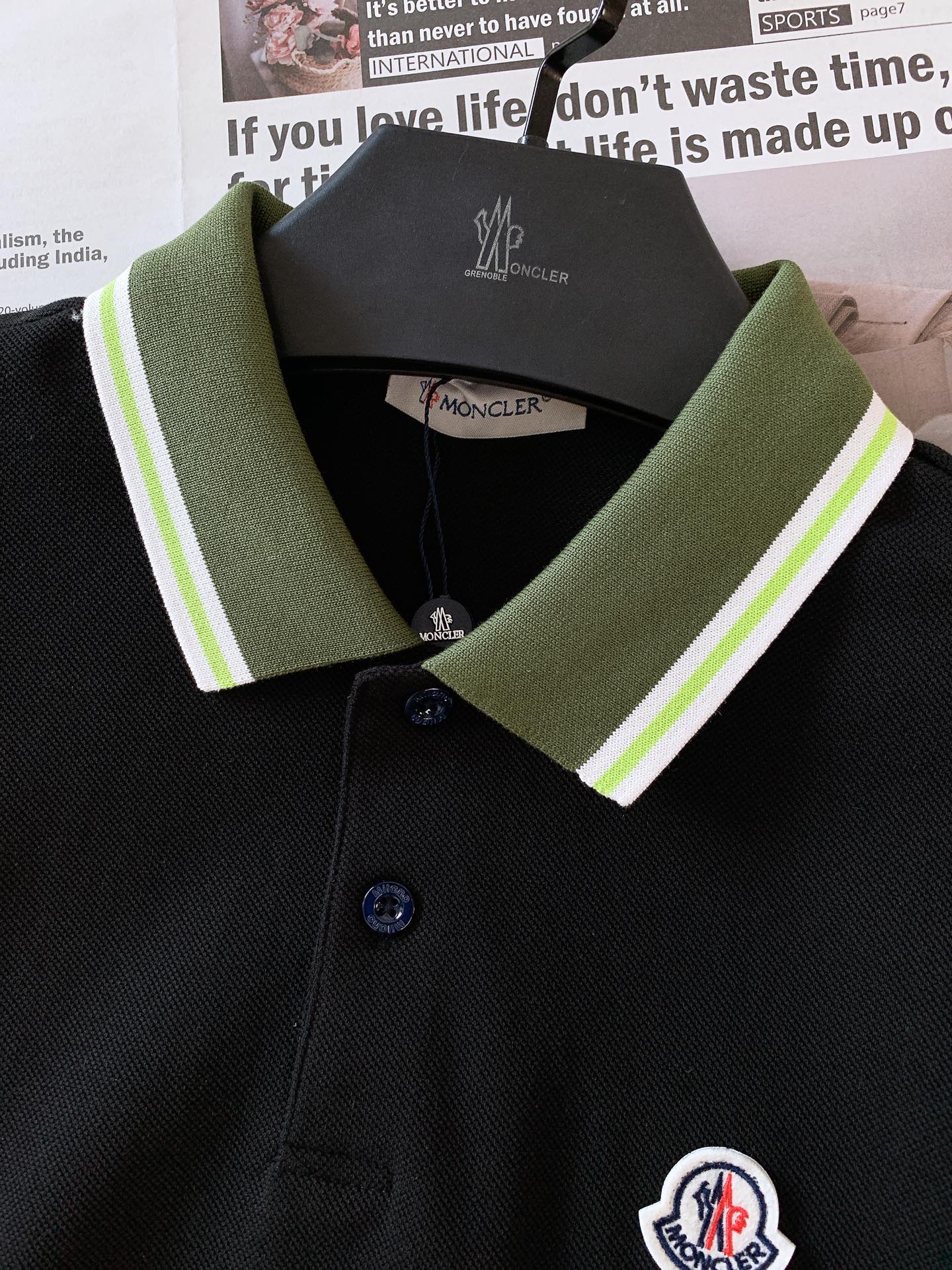 
Moncler 蒙口 2025SS春夏新品 
太古里砖🧱柜YB购入 起脚珠地翻领短T。
非常规面料裁剪