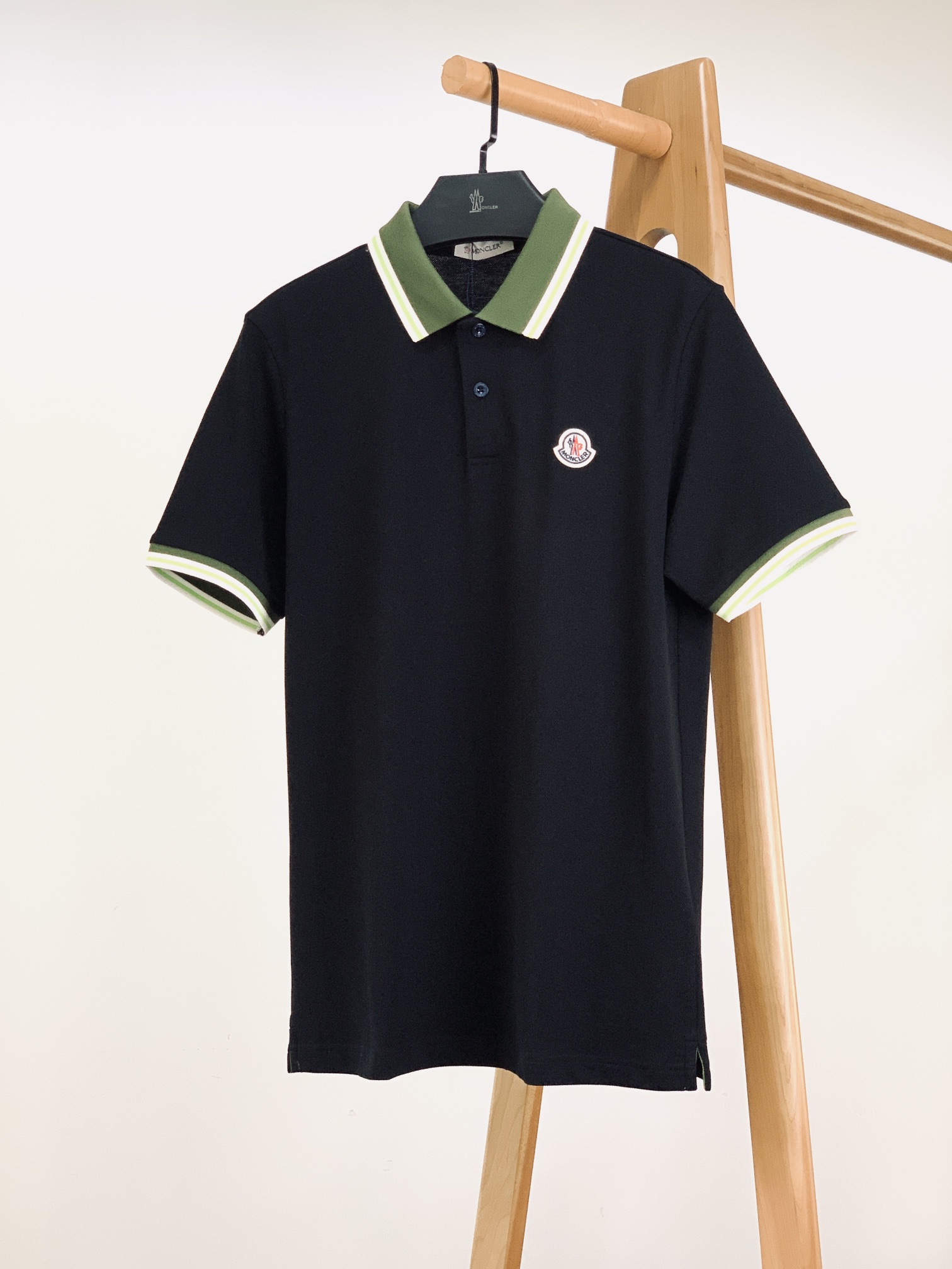 
Moncler 蒙口 2025SS春夏新品 
太古里砖🧱柜YB购入 起脚珠地翻领短T。
非常规面料裁剪