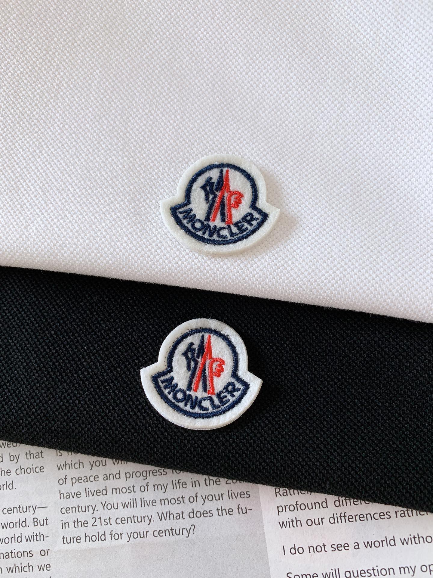 
Moncler 蒙口 2025SS春夏新品 
太古里砖🧱柜YB购入 起脚珠地翻领短T。
非常规面料裁剪