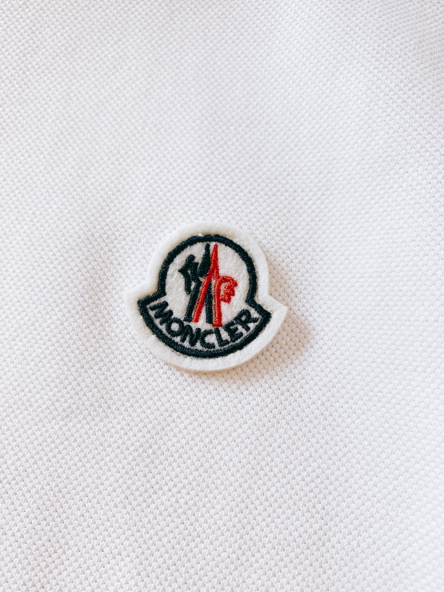 
Moncler 蒙口 2025SS春夏新品 
太古里砖🧱柜YB购入 起脚珠地翻领短T。
非常规面料裁剪