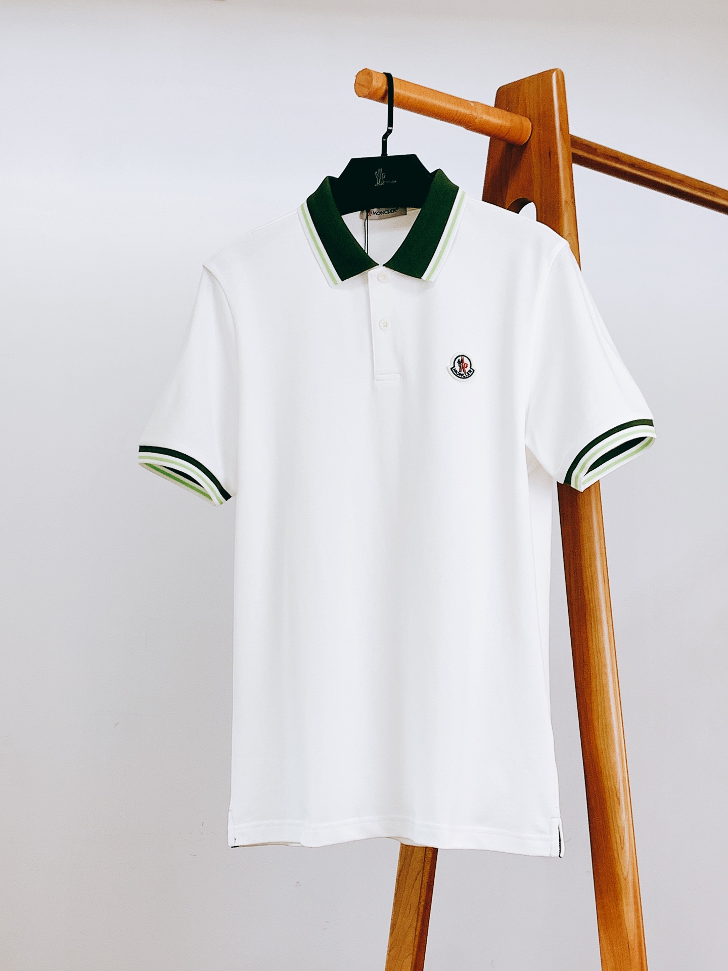 
Moncler 蒙口 2025SS春夏新品 
太古里砖🧱柜YB购入 起脚珠地翻领短T。
非常规面料裁剪