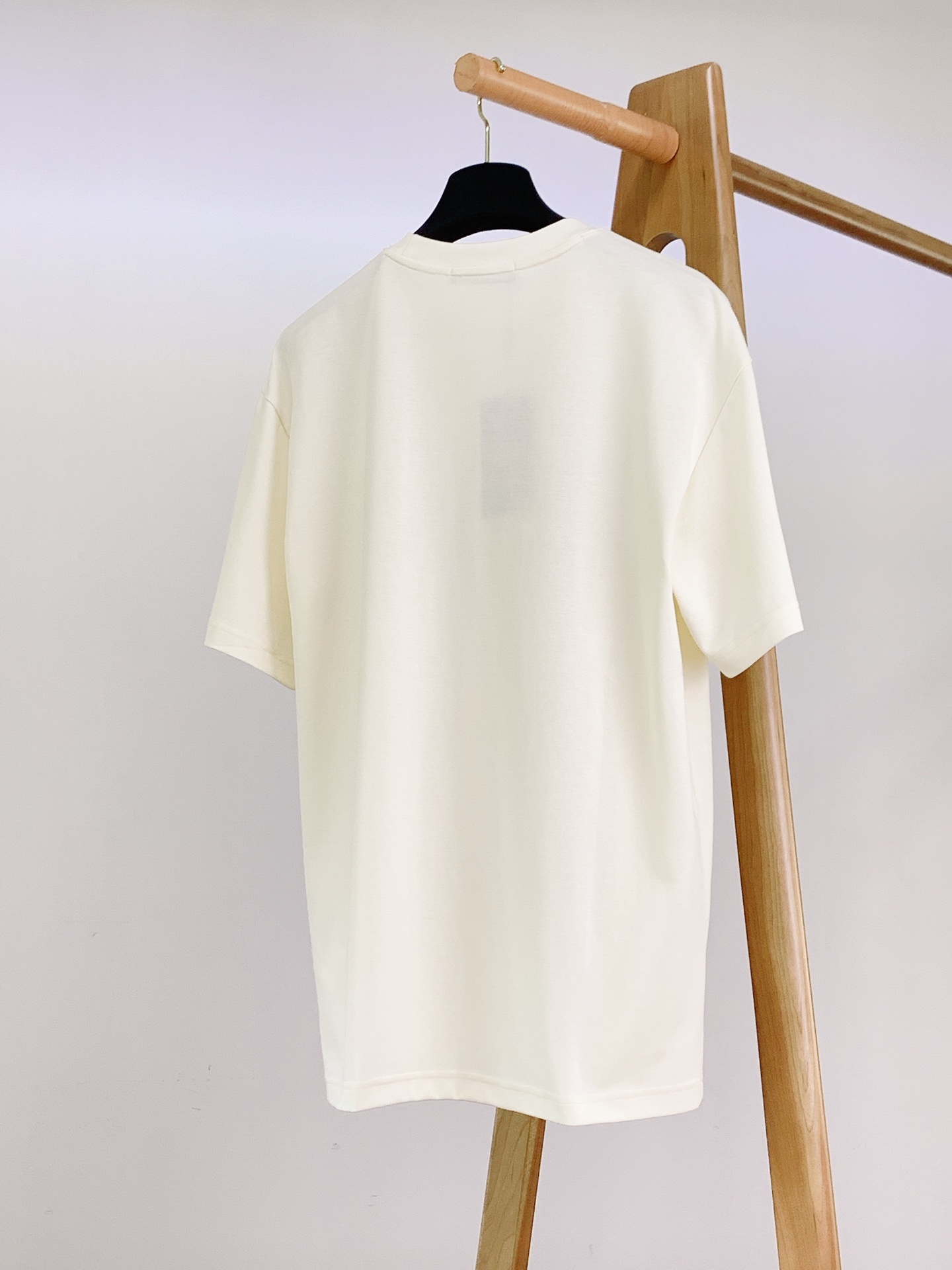 Fendi 芬迪 2025SS春夏新品
刺绣章仔盾牌🛡️T恤 意式风尚的凝练之作
简约而不失格调。
