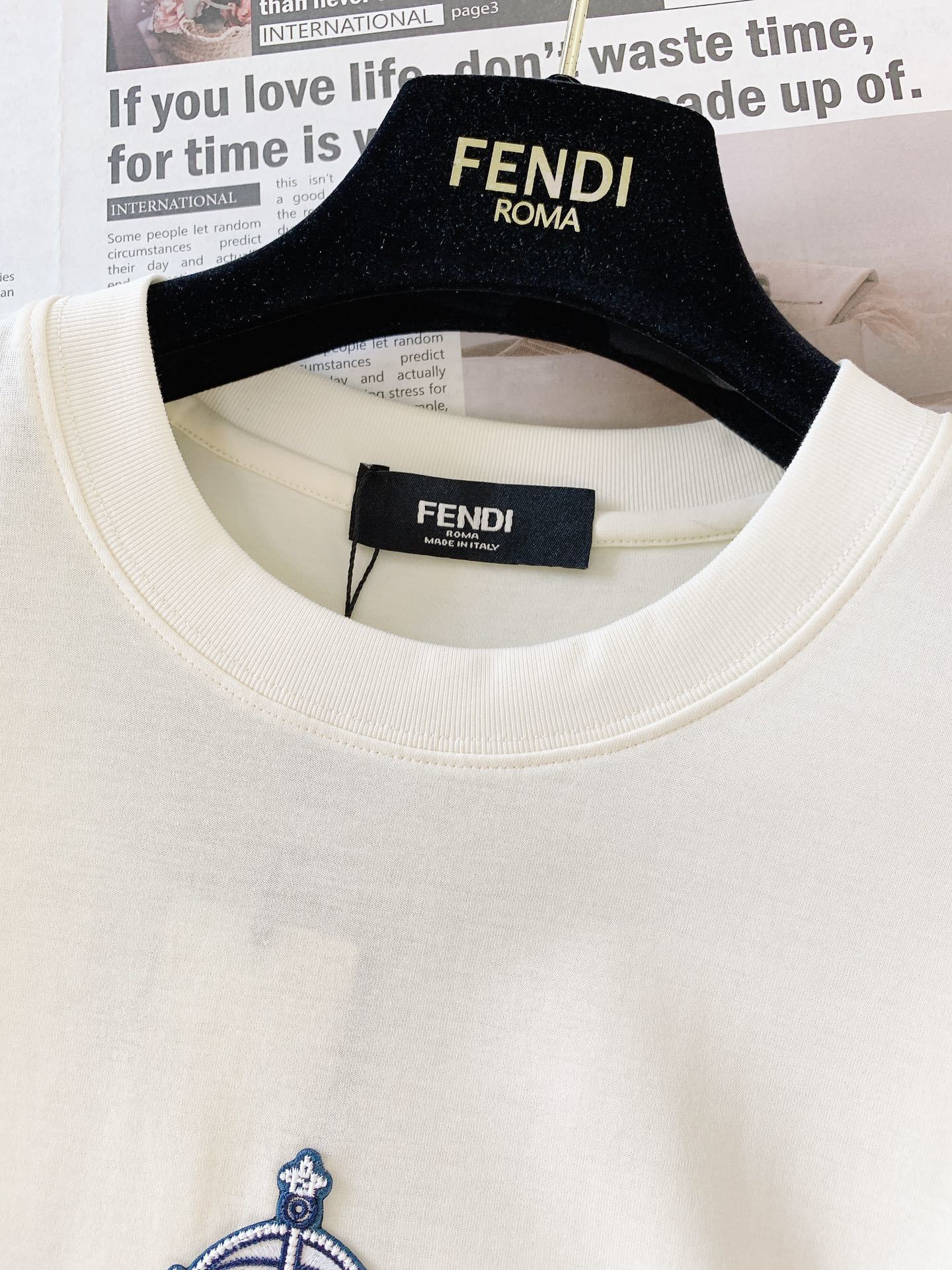 Fendi 芬迪 2025SS春夏新品
刺绣章仔盾牌🛡️T恤 意式风尚的凝练之作
简约而不失格调。