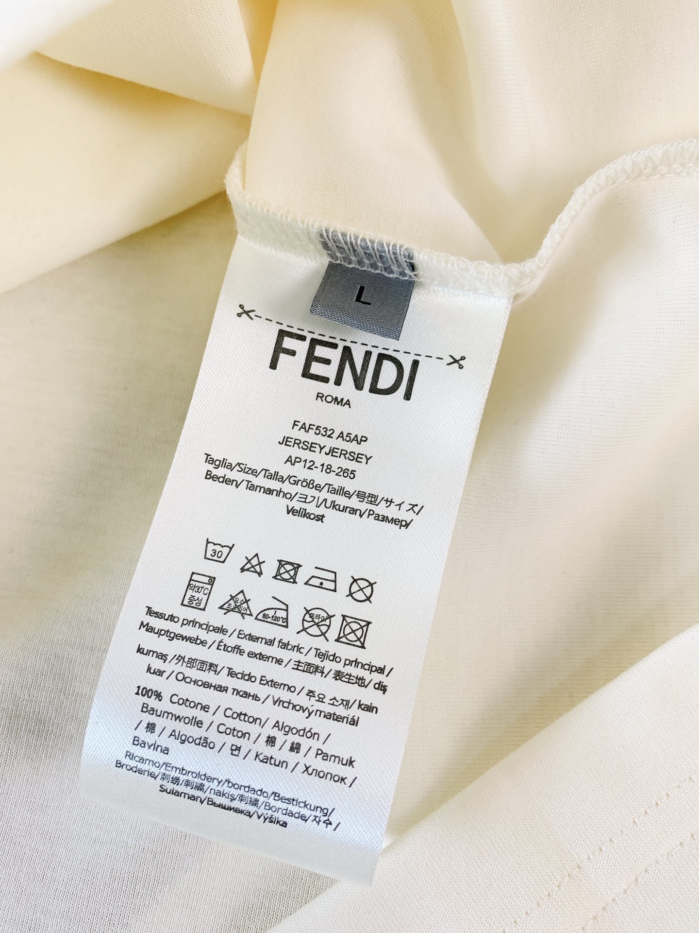 Fendi 芬迪 2025SS春夏新品
刺绣章仔盾牌🛡️T恤 意式风尚的凝练之作
简约而不失格调。