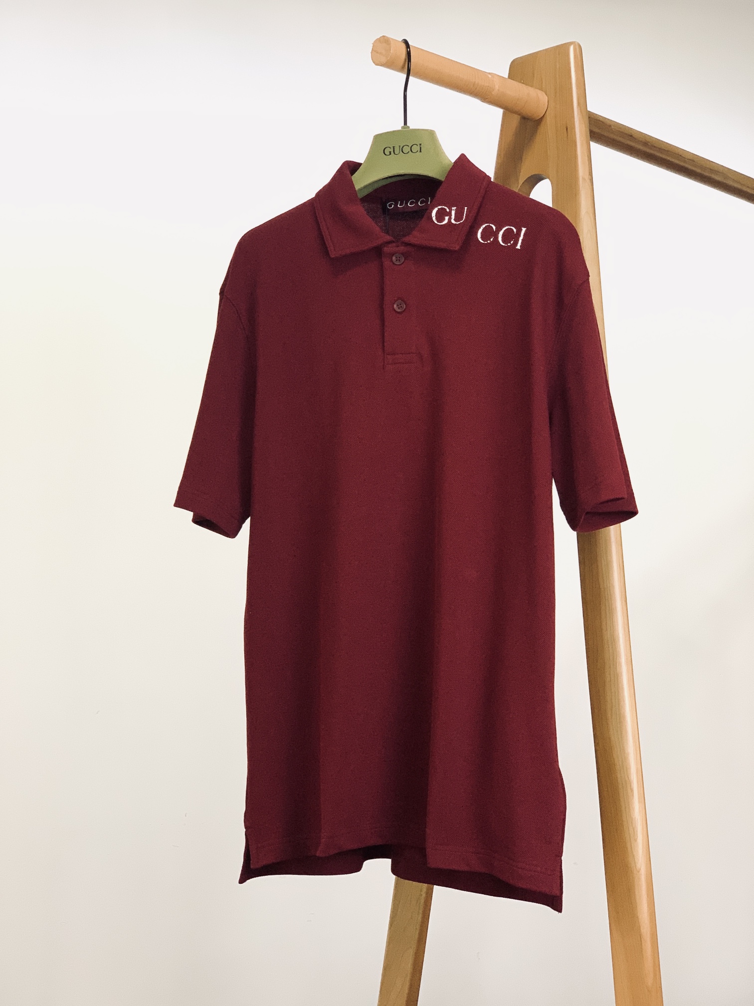 NO:438990,Gucci 2025SS spring and summer new product letter printed Polo shirt, this Polo shirt is interpreted with elastic bead floor cotton ingeniously, with wonderful embellishment Gucci prints on the collar, shoulders and necks. The shell buttons are engraved with classic English letters in G, the style is novel and unique, and are essential for casual business, two colors are available S-size clothes 67 bust 104 shoulder width 45.5 sleeve length 23.5 M-size clothes 69 bust 108 shoulder width 47 sleeve length 24.5 L-size clothes 71 bust 112 shoulder width 48.5 sleeve length 25.5 XL-size clothes 73 bust 116 shoulder width 50 sleeve length 26.5 …………………………………………………………………………………………………………………………………………………………………………………………………………………………………………………………………………………………………………………………………………………………………………………………………………………………………………………………………………………………………………………………………………………………………………………………………………………………………………………………………………………………………………………………………………………………………………………………………………………………………………………  wang19860909Gucci 古驰 2025SS春夏新品 字母印花Polo衫,这款Polo衫以弹力珠地棉匠心演绎,衣领肩颈处饰有精彩缀饰Gucci印花.贝壳纽扣刻有G家经典英文字母,款式新颖独特,休闲商务必备单品,两色可选 S码衣长67 胸围104 肩宽45.5 袖长23.5 M码衣长69 胸围108 肩宽47 袖长24.5 L码衣长71 胸围112 肩宽48.5 袖长25.5 XL码衣长73 胸围116 肩宽50 袖长26.5 …………………………………………………… SizeS-XL,,gucci,gucci,gucci,alexander wang,Men's clothing