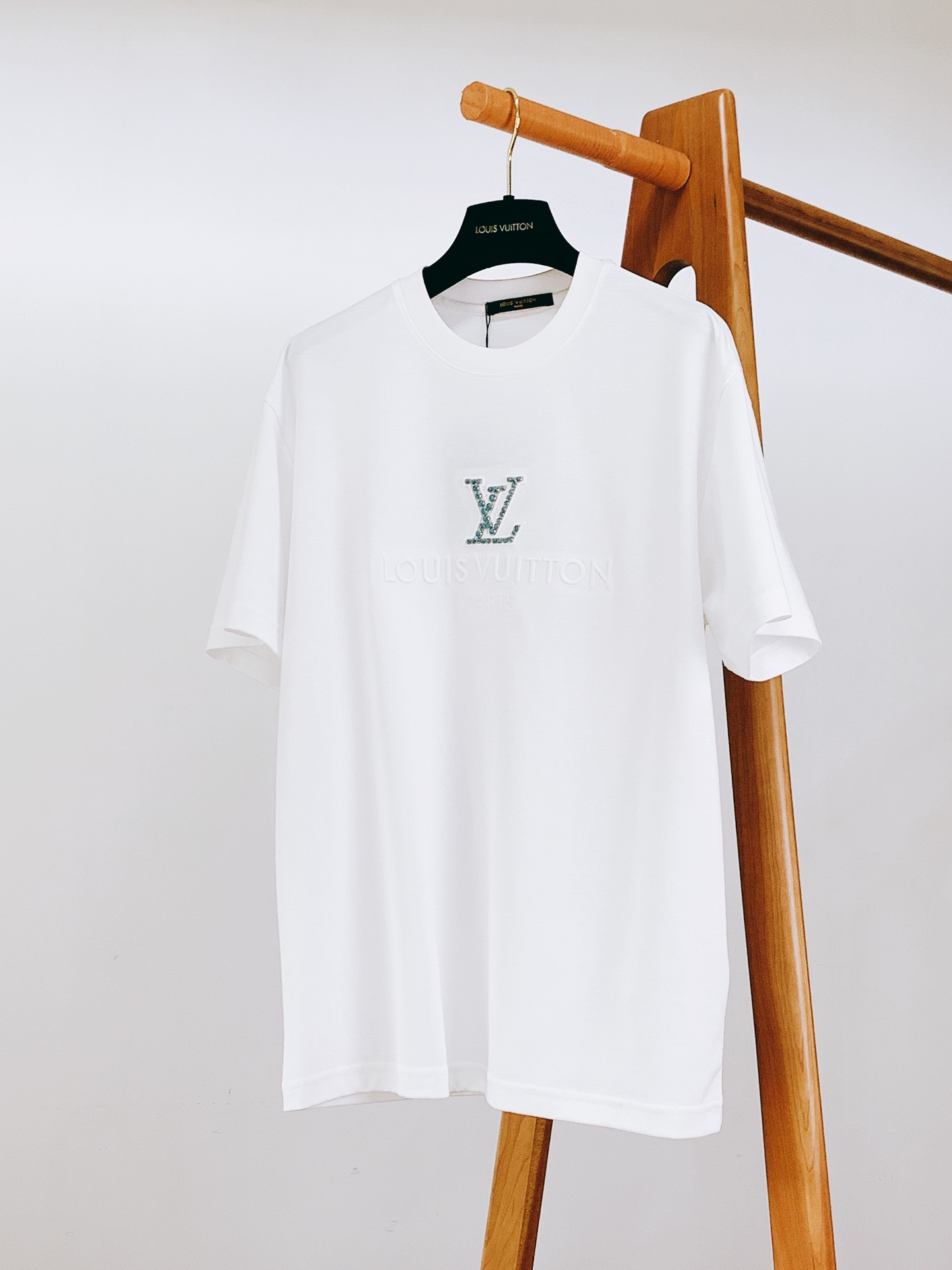 NO:146048,Louis Vuitton 2025SS Spring and Summer New Product This T-shirt is a classic solid color base that highlights low-key luxury. In the middle of the clothes, the iconic 