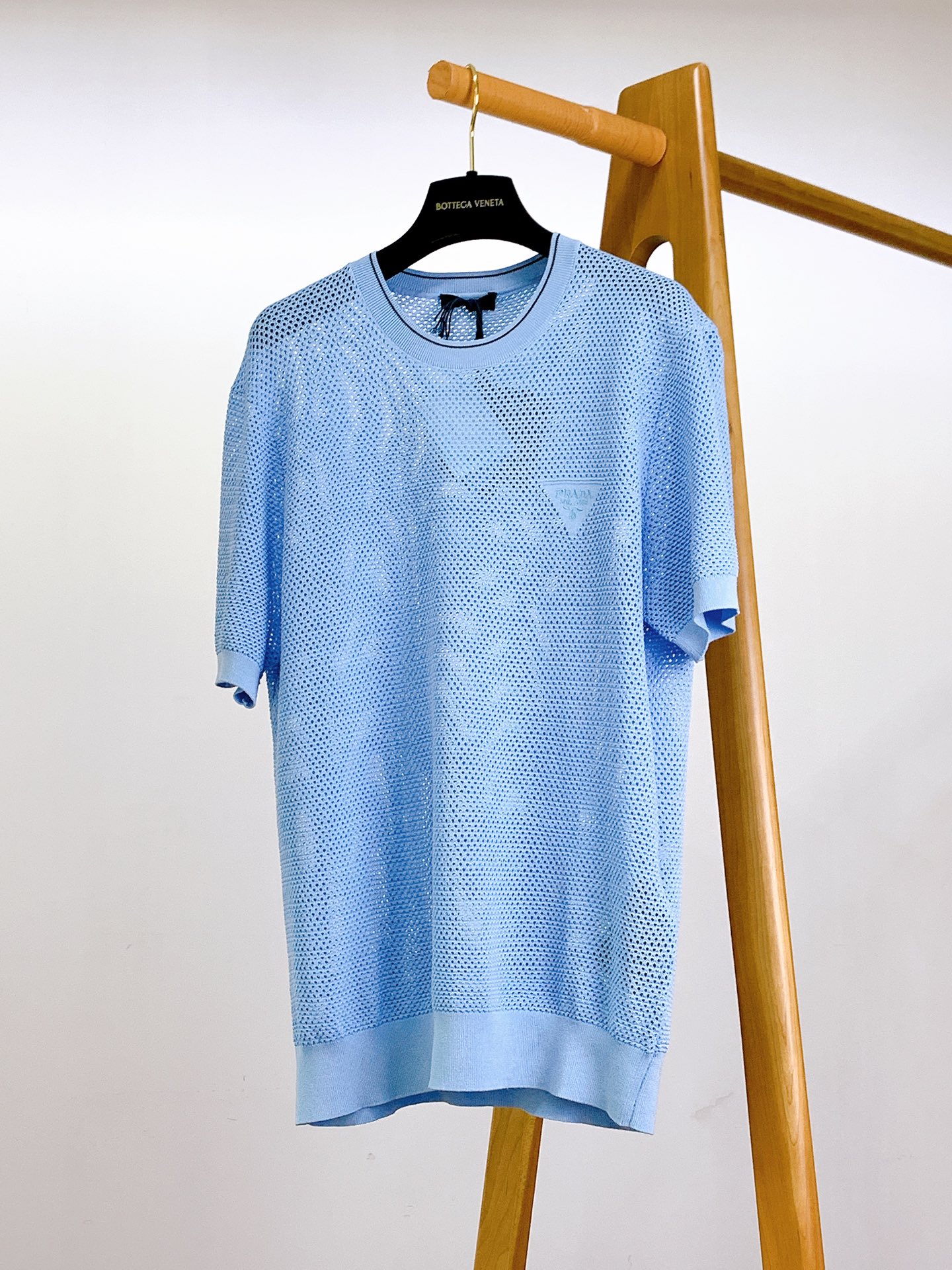 NO:146038,Prada 2025SS Spring and Summer New Product Casual hollow T-shirt, the exquisite crystallization of creativity and craftsmanship. When the eyes touch this T-shirt, the first thing that catches your eyes is the unique hollow design with ingenious ideas. The delicate and regular holes are like the sparkling stars in the night sky, which releases irresistible temptations. Each hole is a unique character in fashionable language, weaving a light and breathable summer narrative, allowing the skin to enjoy the intimate touch of the breeze in the dryness and heat. The embroidery logo on the chest is like the finishing touch. It outlines the iconic symbol of the P family with exquisite needlework, which is low-key but luxurious, and is a visual manifestation of the brand's profound heritage and excellent quality. No need for publicity, just a touch of exquisite embroidery can allow those who understand their extraordinary life experience at a glance.  From material to tailoring, this T-shirt adheres to Prada's consistent strict standards. It is soft and skin-friendly fabric that fits the body curves without losing its freedom and ease. Whether it is a simple jeans to open the streets or a casual and casual suit pants to appear in urban parties, it can be easily controlled and become the focus of the styling. It is a perfect fusion of fashion and function, and is an indispensable fashion item in summer wardrobe. For you who pursue uniqueness and quality, you can engrave exclusive fashion footnotes. 46-size 65 bust 104 shoulder width 41.5 sleeve length 22 size 48-size 67 bust 108 shoulder width 43 sleeve length 23 size 50-size 69 bust 112 shoulder width 44.5 sleeve length 24 size 52-size 71 bust 116 shoulder width 46 sleeve length 25  ……………………………………………………………………………… Size46-52,,prada,prada,jeans,tees,t-shirt,business suit,alexander wang19860909Prada 普拉达 2025SS春夏新品 休闲镂空T恤衫,创意与匠心的精妙结晶. 当目光触及这件T恤,首先映入眼帘的是那独具巧思的镂空设计.细密而规则的孔洞,如夜空中闪烁的星芒有序铺陈,于若隐若现间释放出难以抗拒的诱惑.每一个孔洞都是时尚语言的独特字符,编织出轻盈透气的夏日叙事,让肌肤得以在燥热中畅享清风的亲昵抚摸. 而胸前的刺绣标识,宛如画龙点睛之笔.它以精湛针法勾勒出P家标志性符号,低调却不失奢华,是品牌深厚底蕴与卓越品质的视觉彰显.无需张扬宣告,仅那一抹精致刺绣,便能让懂行者一眼洞悉其非凡身世. 从材质到剪裁,这件T恤皆秉持着Prada一贯的严苛标准.柔软亲肤的面料,贴合身体曲线又不失自在随性,无论是搭配简约牛仔裤开启街头漫步,还是与休闲西装裤组合亮相都市派对,它都能轻松驾驭,成为造型中的焦点担当. 是时尚与功能的完美融合,是夏日衣橱中不可或缺的风尚单品,为追求独特与品质的你,镌刻专属的时尚注脚. 46码衣长65 胸围104 肩宽41.5 袖长22 48码衣长67 胸围108 肩宽43 袖长23 50码衣长69 胸围112 肩宽44.5 袖长24 52码衣长71 胸围116 肩宽46 袖长25 …………………………………………………… Size46-52,,prada,prada,jeans,tees，t-shirt,business suit,alexander wang,Men's clothing