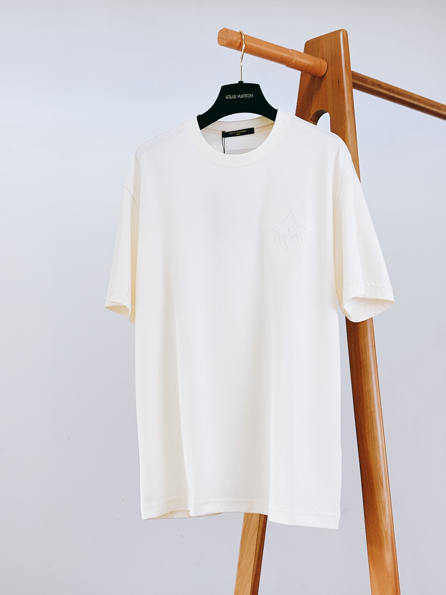 NO:146017,Louis Vuitton 2025SS Spring and Summer New Products are classic, ingenious and luxurious mystery hidden in simplicity. High-strength pure cotton fabric is selected to create skin-friendly and breathable, comfortable and comfortable to wear, and with excellent texture, showing high-end style. The round neck design fits the neck lines, outlines the neat outline, and matches it with a loose style, casual and casual without losing its atmosphere. The brand logo embroidery on the chest is a concentrated display of craftsmanship. The fine embroidery thread is used and exquisite embroidery techniques are used. The needle method is delicate and uniform, and the lines are smooth and natural, and the brand elements are presented vividly on the body. Each needle is precise and in place, making the logo full of three-dimensional sense, not only showing the brand identity, but also telling Louis Vuitton's profound heritage and exquisite craftsmanship in a low-key manner.  The decoration of the white turquoise willow nails on the sleeves is the finishing touch. The white turquoise willow nails are carefully selected and arranged, and are round and full, with a warm color. Through super inlay technology, they are firmly attached to the sleeves, forming a sharp contrast with the black fabric, adding unique fashion tension and personality charm to the whole T-shirt. Whether it is a casual and daily style with jeans or a mix and match with formal items, they can easily become the focus and interpret the luxury style that belongs to the brand. ………………………………………………………………………………………………………………………………………………………………………………………………………………………………………………………………………………………………………………………………………………………………………………………………………………………………………………………………………………………………………………………………………………………………………………………………………………………………………………………………………………………………………………………………………………………………………………………………………………………………………………………………………………………………………………………………………………………………………………………………………………………………………………19860909LouisVuitton 路易威登 2025SS春夏新品 经典之上,匠心独运,简约中暗藏奢华玄机. 甄选高支纯棉面料打造,亲肤透气,穿着舒适自在,且质感上乘,尽显高级格调.圆领设计贴合颈部线条,勾勒利落轮廓,搭配宽松版型,休闲随性又不失大气. 胸前的品牌标识刺绣,是匠心工艺的集中展现.采用精细绣线,运用精湛刺绣技法,针法细腻且均匀,线条流畅自然,将品牌元素栩栩如生地呈现于衣身之上.每一针都精准到位,使得标识立体感十足,不仅彰显品牌身份,更在低调中诉说着路易威登的深厚底蕴与精湛工艺. 衣袖处的白松石柳钉装饰,是画龙点睛之笔.白松石柳钉经过精心挑选与排布,颗颗圆润饱满、色泽温润.通过高超镶嵌工艺,牢固附着于衣袖,与黑色面料形成鲜明对比,为整件T恤增添了独特的时尚张力与个性魅力. 无论是搭配牛仔裤打造休闲日常风,还是与正装单品混搭,都能轻松成为焦点,诠释出独属于品牌的奢华风尚. …………………………………………………… SizeM-3XL,,louis vuitton,louis vuitton,jeans,tees，t-shirt,alexander wang,Men's clothing