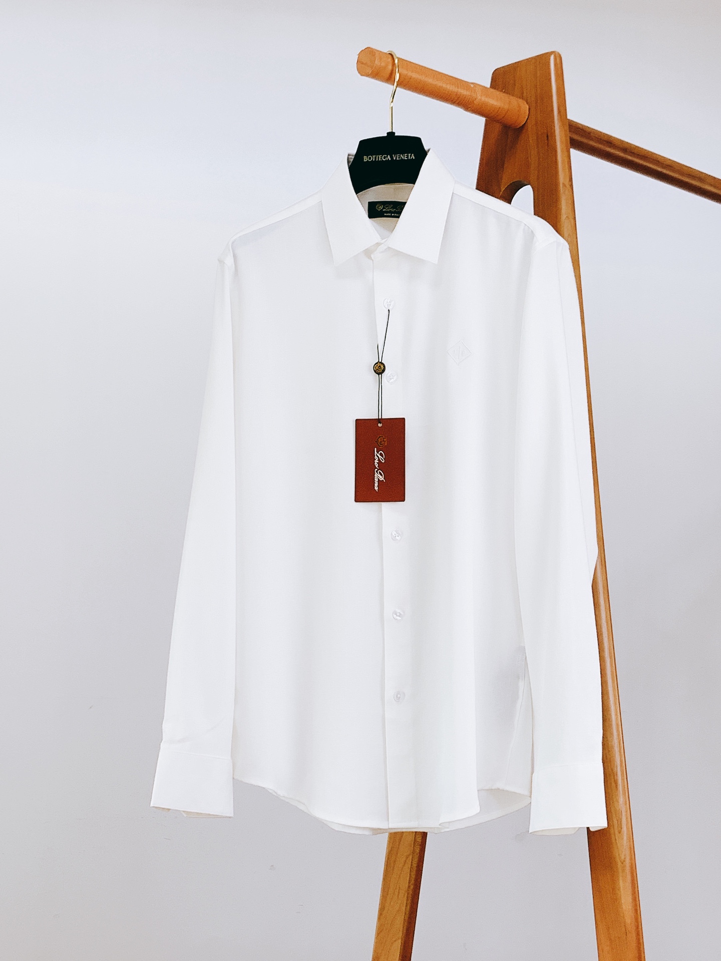 NO:146056,LoroPiana L.P 1975SS early spring new product, casual linen half-sleeved shirt, classic style shirt looks good no matter how you wear it, LP shirts pay attention to quality, classic styles are popular every year, customer-supplied royal linen fabric weaving. After repeated processing of multiple processes, the touch feel is first-class, close to the body, comfortable, breathable and soft!  Experts can tell the quality of the materials they use!  Classic styles, wearing outside and inside are all very good choices, and the overall feeling is very elegant!  From every detail of the whole, it reflects the technology and technology that major manufacturers should have!  Produced by OEM, pure original order!  Super awesome!  …………………………………………………… SizeM-3XL,,loro piana,loro piana,shirts,alexander wang19860909LoroPiana L.P 1975SS早春新品 休闲亚麻半袖衬衫 经典版型衬衫怎么穿都好看,LP衬衣很讲究品质,经典的款式每年都是爆款 客供御用亚麻面料织纹 经过多重工艺反复处理,手感质感一流,贴身舒适,透气柔软！行家上手便知用料的好坏！ 经典的款式,外穿内搭都是很不错的选择,整体感觉非常有气质！ 从整体的每处细节来看都体现出了大厂该有的工艺和技术！代工厂出品,纯原单！超级牛货闭眼入！ …………………………………………………… SizeM-3XL,,loro piana,loro piana,shirts,alexander wang,Men's clothing