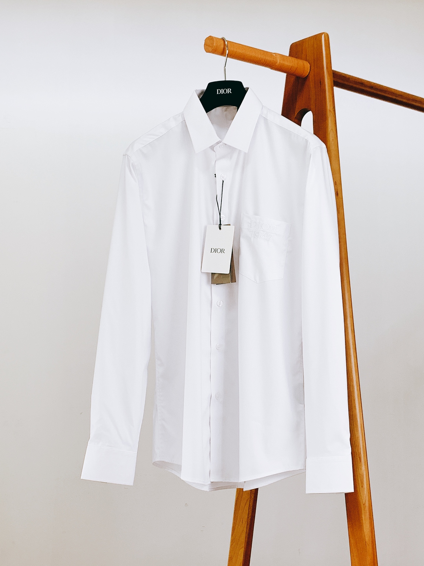 NO:146027,Dior Homme 2025SS early spring new product, casual long-sleeved shirt. Customer-supplied royal fabric weaving. After repeated processing of multiple processes, the touch and texture are first-class, close-fitting and comfortable, breathable and soft!  Experts can tell the quality of the materials they use!  Classic styles, wearing outside and inside are all very good choices, and the overall feeling is very elegant!  From every detail of the whole, it reflects the technology and technology that major manufacturers should have!  Compare counters!  Super awesome!  ……………………………………………………………………………… SizeM-3XL,,dior,dior,shirts,alexander wang19860909Dior Homme 迪奥·桀傲 2025SS早春新品 休闲长袖衬衫.客供御用面料织纹 经过多重工艺反复处理,手感质感一流,贴身舒适,透气柔软！行家上手便知用料的好坏！ 经典的款式,外穿内搭都是很不错的选择,整体感觉非常有气质！ 从整体的每处细节来看都体现出了大厂该有的工艺和技术！ 货比专柜！超级牛货闭眼入！ …………………………………………………… SizeM-3XL,,dior,dior,shirts,alexander wang,Men's clothing