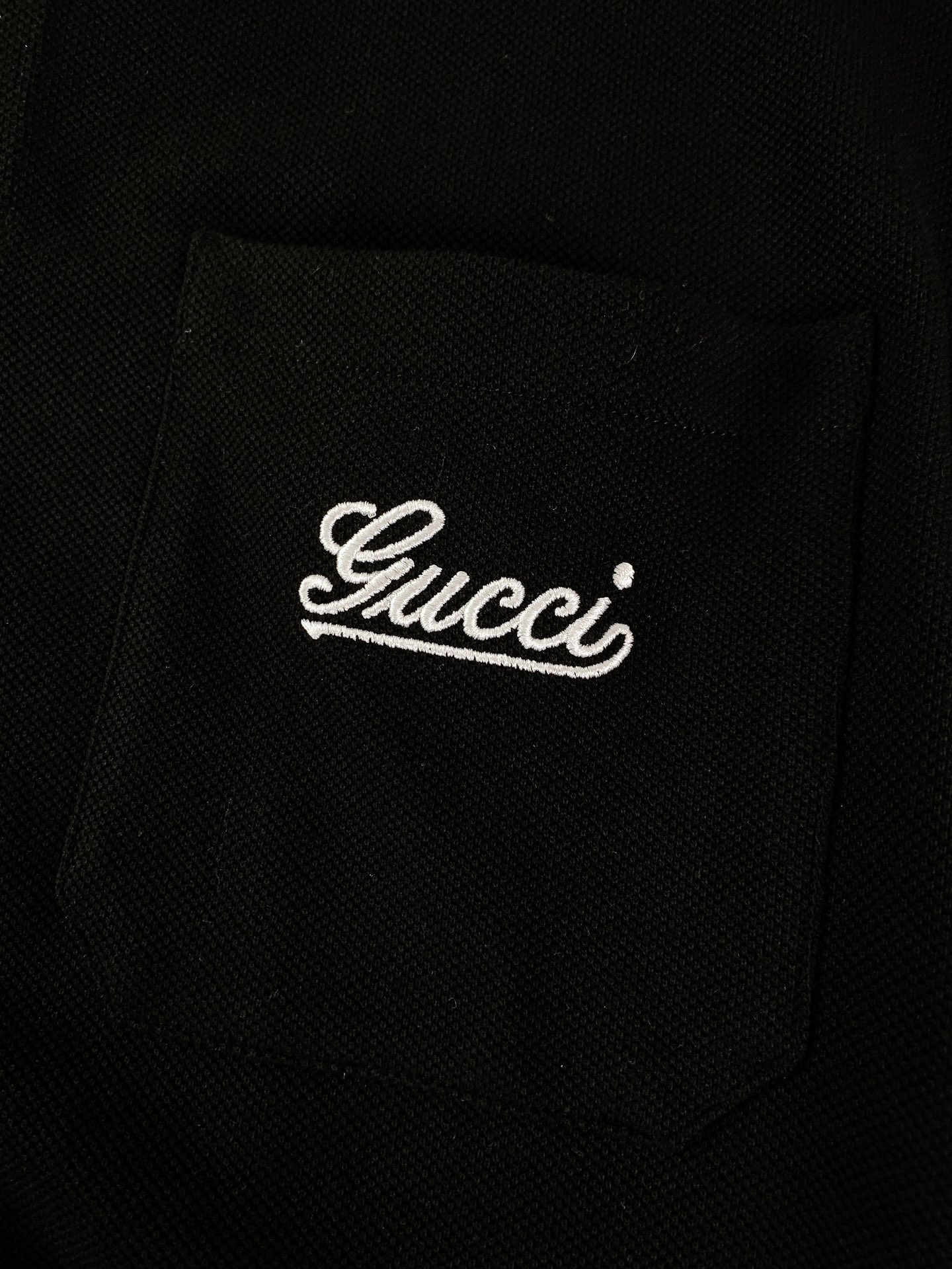Gucci 古驰 经典焕新，意式风尚。G家这款翻领T恤，尽显复古与优雅。标志性条纹勾勒领口袖口，经典元素