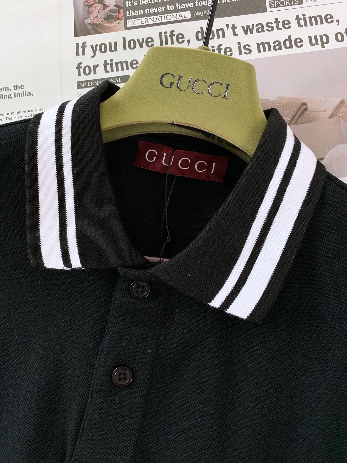 Gucci 古驰 经典焕新，意式风尚。G家这款翻领T恤，尽显复古与优雅。标志性条纹勾勒领口袖口，经典元素