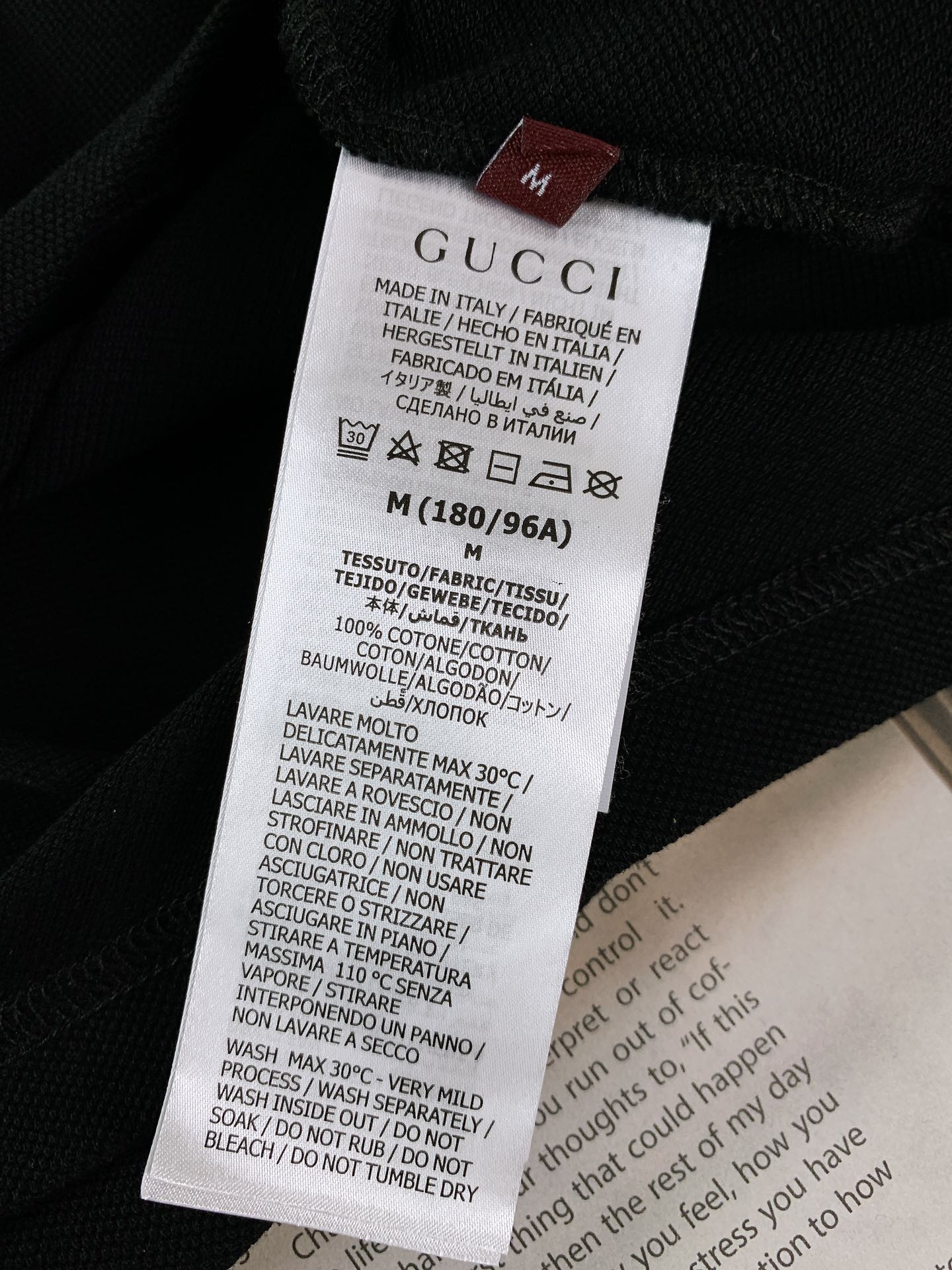 Gucci 古驰 经典焕新，意式风尚。G家这款翻领T恤，尽显复古与优雅。标志性条纹勾勒领口袖口，经典元素