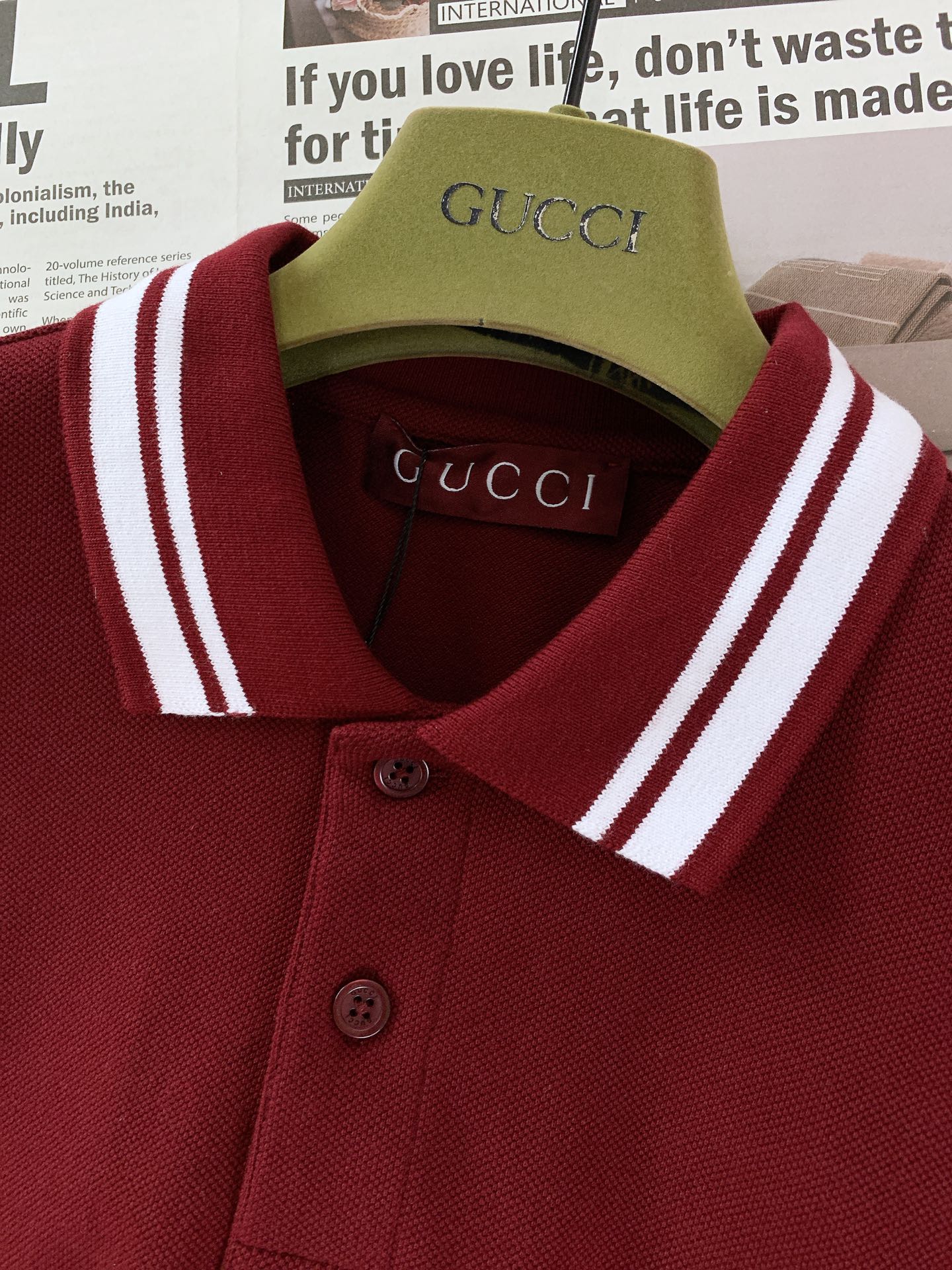 Gucci 古驰 经典焕新，意式风尚。G家这款翻领T恤，尽显复古与优雅。标志性条纹勾勒领口袖口，经典元素