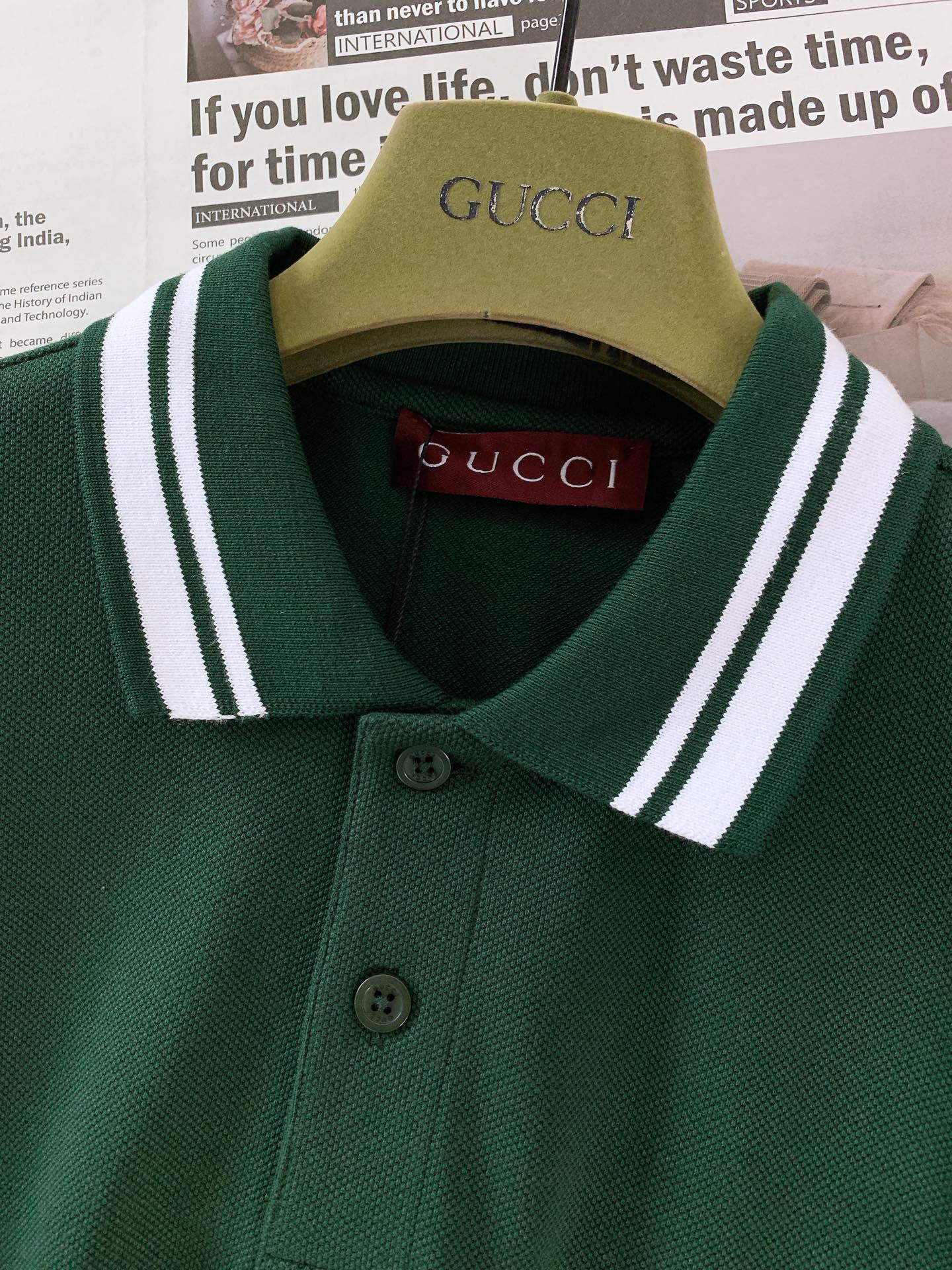 Gucci 古驰 经典焕新，意式风尚。G家这款翻领T恤，尽显复古与优雅。标志性条纹勾勒领口袖口，经典元素