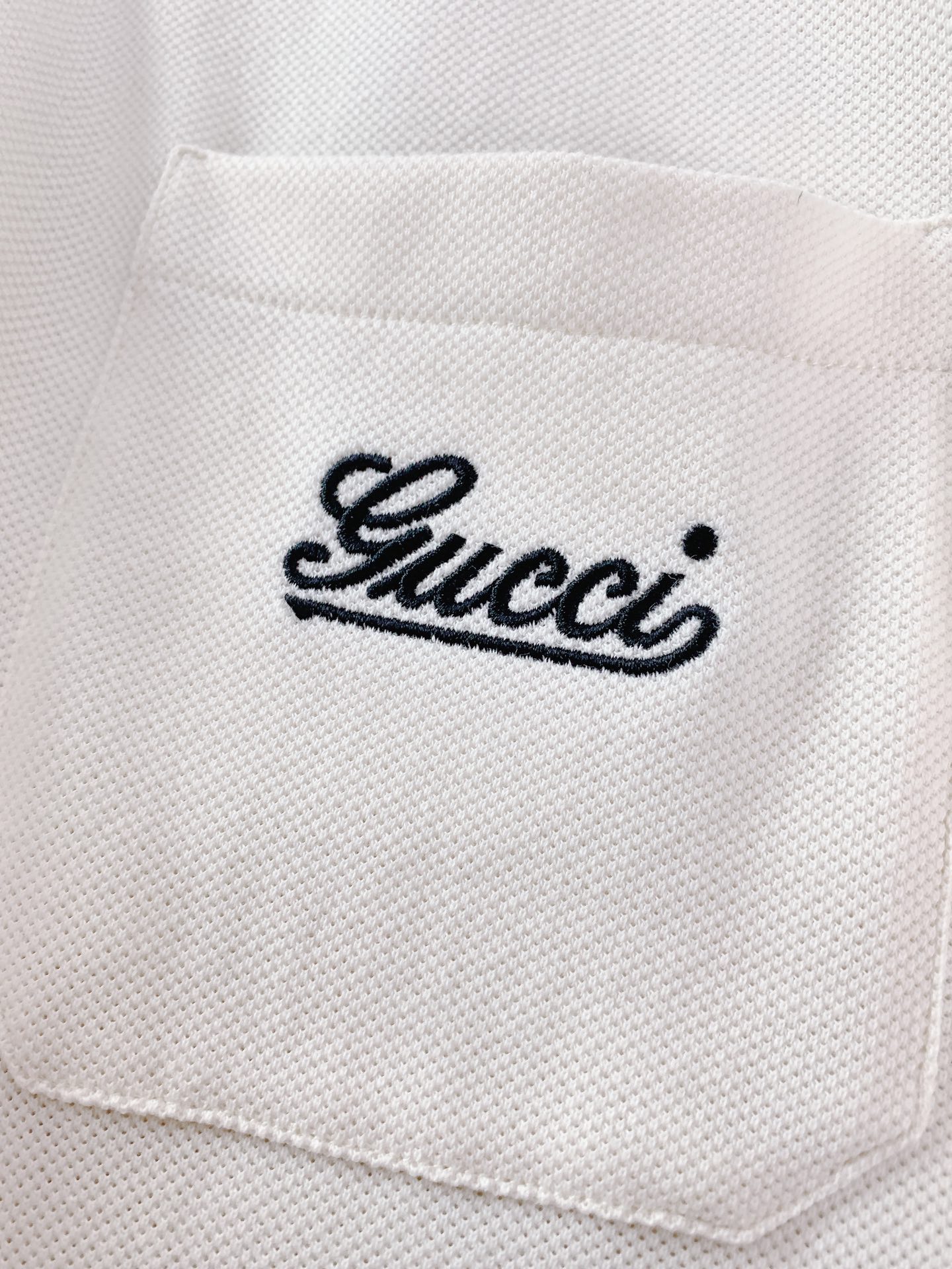 Gucci 古驰 经典焕新，意式风尚。G家这款翻领T恤，尽显复古与优雅。标志性条纹勾勒领口袖口，经典元素