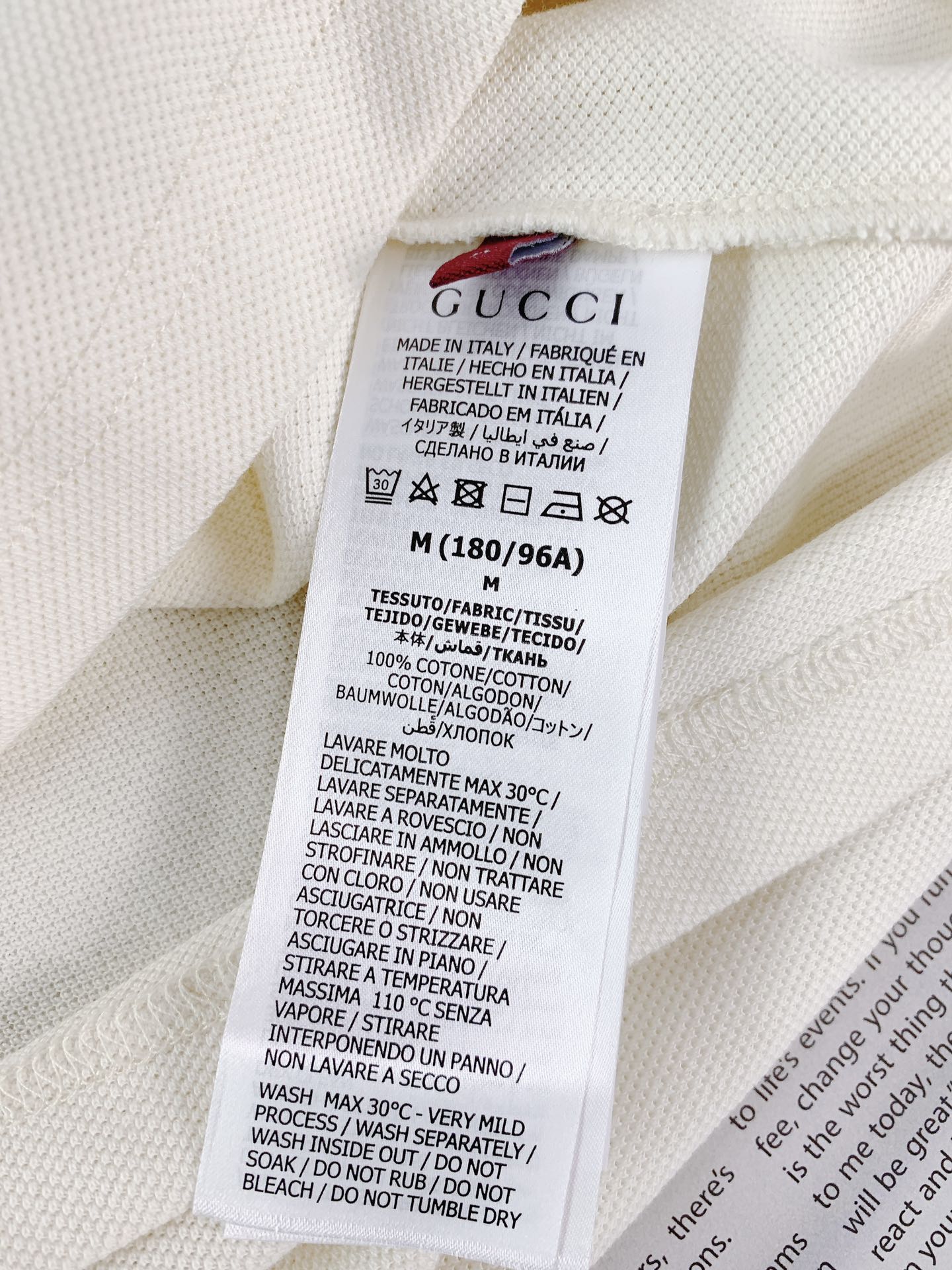 Gucci 古驰 经典焕新，意式风尚。G家这款翻领T恤，尽显复古与优雅。标志性条纹勾勒领口袖口，经典元素