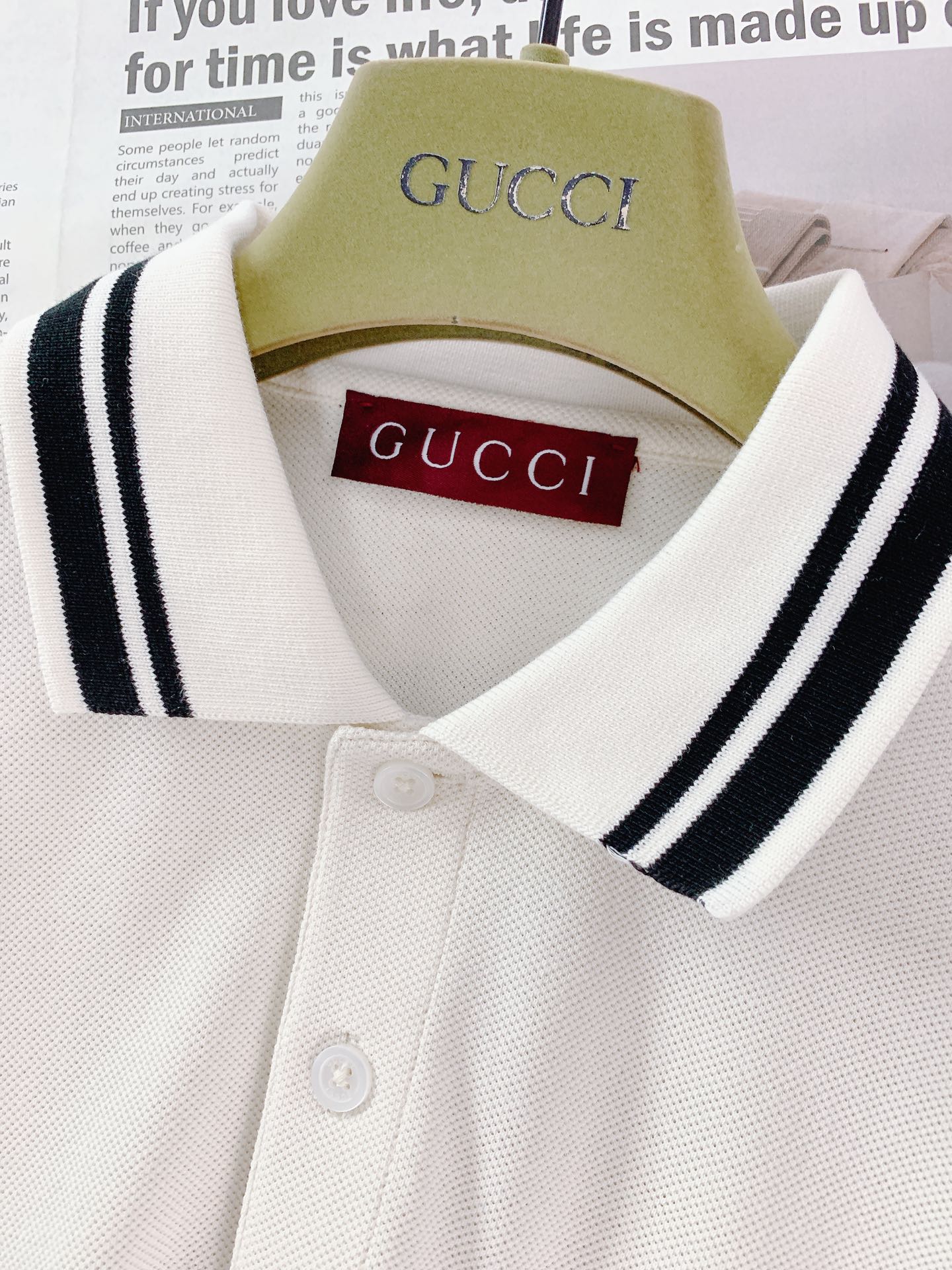 Gucci 古驰 经典焕新，意式风尚。G家这款翻领T恤，尽显复古与优雅。标志性条纹勾勒领口袖口，经典元素