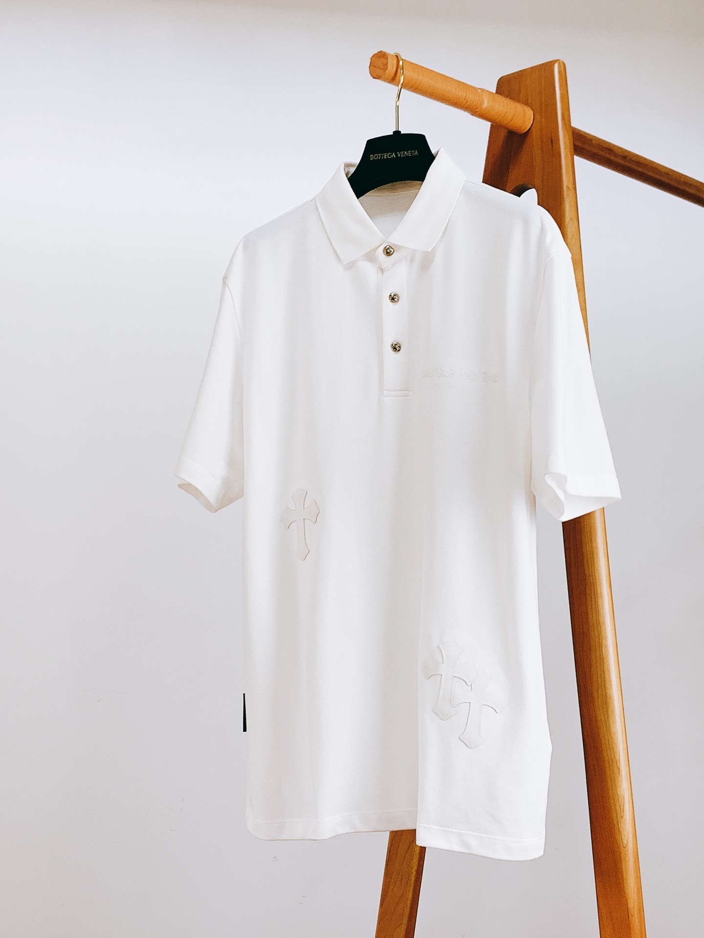 NO:432215,Chrome Hearts SS spring and summer new product casual lapel polo shirt, creating a luxury logo element, a must-have style for high-end temperament, a single item with a very tone and charm!  Customized high-quality bead floor fabric, hardware button placket on the chest, classic horseshoe leather logo on the front and back, Belleta embroidered logo on the chest, side label embellishment, extremely recognizable, highlighting the designer's charm and artistic sense of modern art. It is an extremely luxurious high-end item, with a cool and stylish upper body, and two-color recommendations ………………………………………………………………………………………………………………………………………………………………………………………………………………………………………………………………………………………………………………………………………………………………………………………………………………………………………………………………………………………………………………………………………………………………………………………………………………………………………………………………………………………………………………………………………………………………………………………………………………………………………………………………………………………………………………………………………………………………………………………………………………………………………………………………………………………………………………………………………………19860909Chrome Hearts 克罗心 SS春夏新品 休闲翻领Polo衫,奢华程度满分的logo元素打造,高端气质型必入的极品款式,一款极具腔调感与魅力的单品！定制优质珠地面料打造,胸前五金纽扣门襟,前后经典马蹄皮标标识,胸前百灵达刺绣logo,侧边标签点缀,辨识度极高,彰显出设计师对于现代艺术魅力与艺术感,属于极为奢华的高端单品,上身炫酷有型,两色推荐 …………………………………………………… SizeM-3XL,,chrome hearts,chrome hearts,alexander wang,Men's clothing