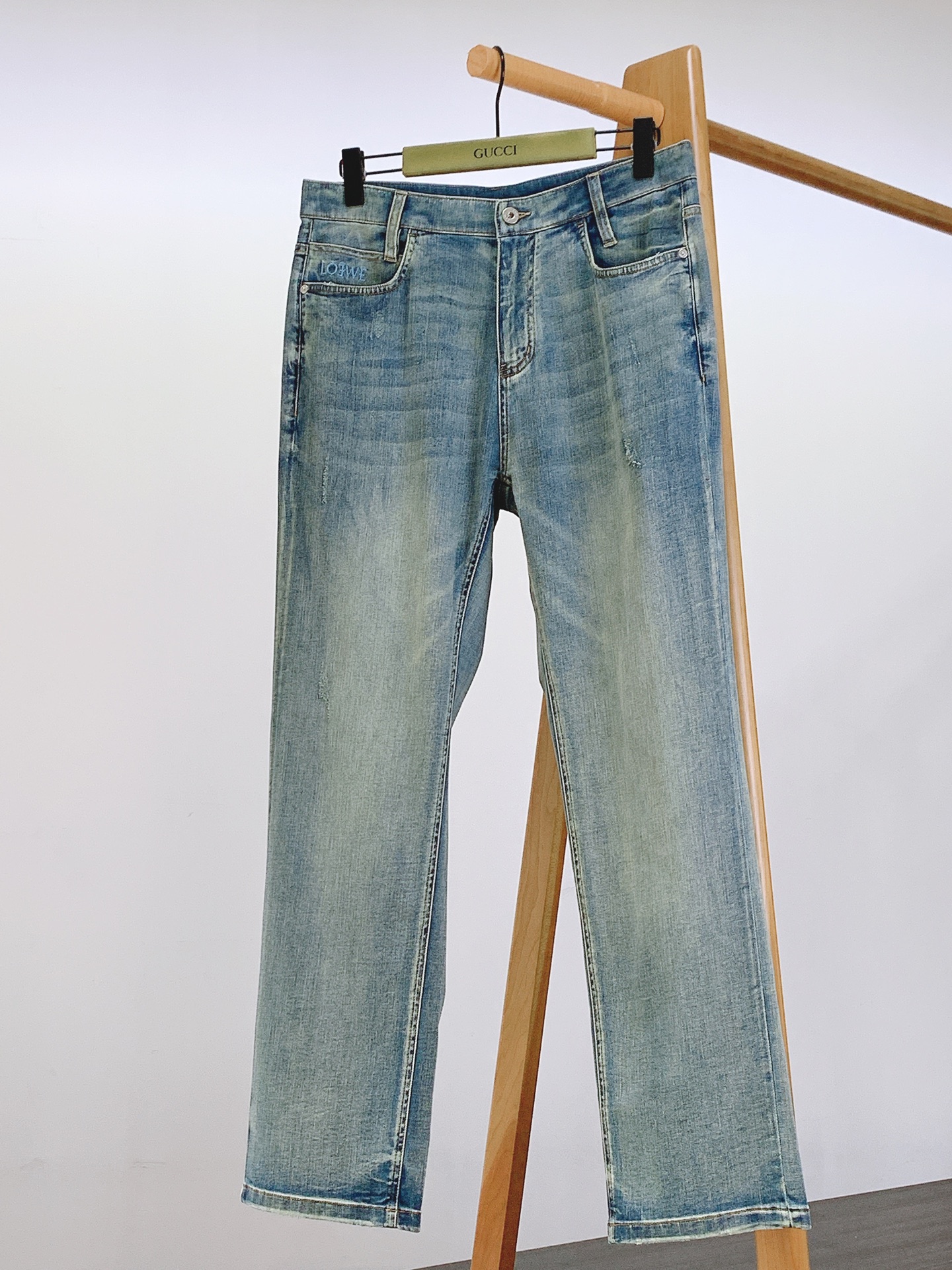 NO:432231,Loewe 2025SS early spring new product, high-end fashion sense, super soft denim fabric, heavy-industrial washing jeans. The fabric is very special, ultra-fine and fine imitation cotton yarn blend, super soft and comfortable. It has a casual and relaxing sense, and a sense of relaxation and fashion. The fabric is refreshing, slightly stretchy, super soft and long-lasting, the whole pants are all traditional hand-wiping technology, natural stone grinding and light fermentation. The style belongs to the combination of small straight feet, and the details are exquisite. ……………………………………………………………………………………………………………………………………………………………………………………………………………………………………………………………………………………………………………………………………………………………………………………………………………………………………………………………………………………………………………………………………………………………………………………………………………………………………………………………………………………………………………………………………………………………………………………………………………………………………………………………………………………………………………………………………………………………………………………………………………………19860909Loewe 罗意威 2025SS早春新品 高级时装感,超柔牛仔面料 , 重工洗水牛仔裤. 面料很特殊,超细精仿棉纱混纺,超柔舒适感. 具备牛仔随性感 ,休闲感 , 亦有轻松感 ,时尚感. 布面清爽,微弹力,超柔穿着时间长, 整条裤子全传统手擦工艺,自然石磨轻酵洗水. 版型属于合体小直脚剪裁,细节精致感. …………………………………………………… Size30-38,,loewe,loewe,jeans,alexander wang,Men's clothing