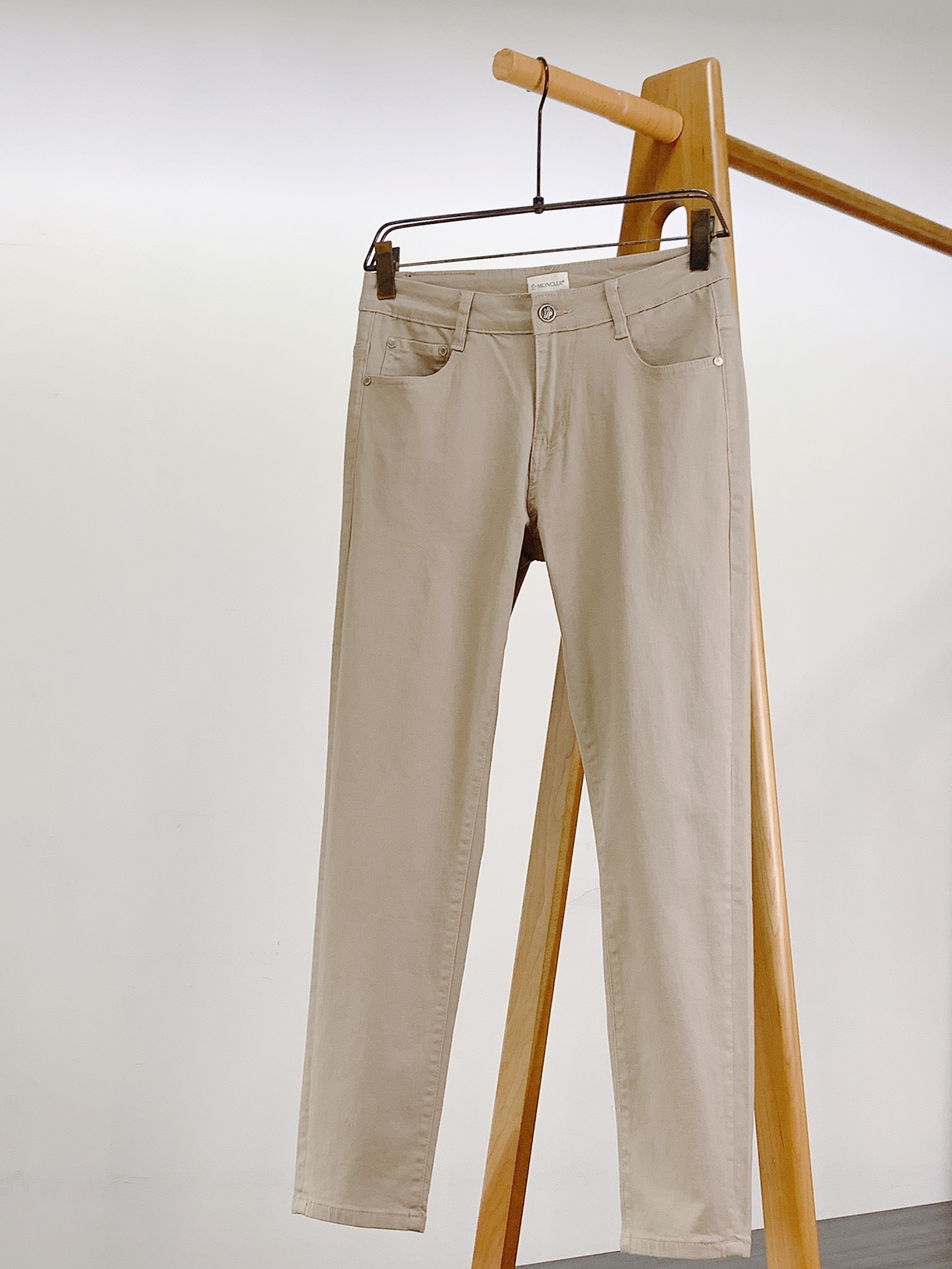 NO:457264,Moncler 2025SS early spring new product, high fashion sense, casual washing jeans. The fabric is very special, super fine imitation cotton yarn blend, super soft and comfortable. It has a casual, casual feeling, and also a relaxed and fashionable feeling. The fabric is refreshing, slightly stretchy, super soft and long-lasting, the whole pants are all traditional hand-wiping technology, natural stone grinding and light fermentation. The style belongs to the combination straight-foot tailoring, and the details are exquisite. …………………………………………………………………………………………………………………………………………………………………………………………………………………………………………………………………………………………………………………………………………………………………………………………………………………………………………………………………………………………………………………………………………………………………………………………………………………………………………………………………………………………………………………………………………………………………………………………………………………………………………………………………………………………………………………………………………………………………………………………………………………………………………………………19860909Moncler 蒙口 2025SS早春新品 高级时装感 休闲洗水牛仔裤. 面料很特殊,超细精仿棉纱混纺,超柔舒适感. 具备牛仔随性感 ,休闲感 , 亦有轻松感 ,时尚感. 布面清爽,微弹力,超柔穿着时间长, 整条裤子全传统手擦工艺,自然石磨轻酵洗水. 版型属于合体直脚剪裁,细节精致感. …………………………………………………… Size28-38,,Moncler,jeans,alexander wang,Men's clothing