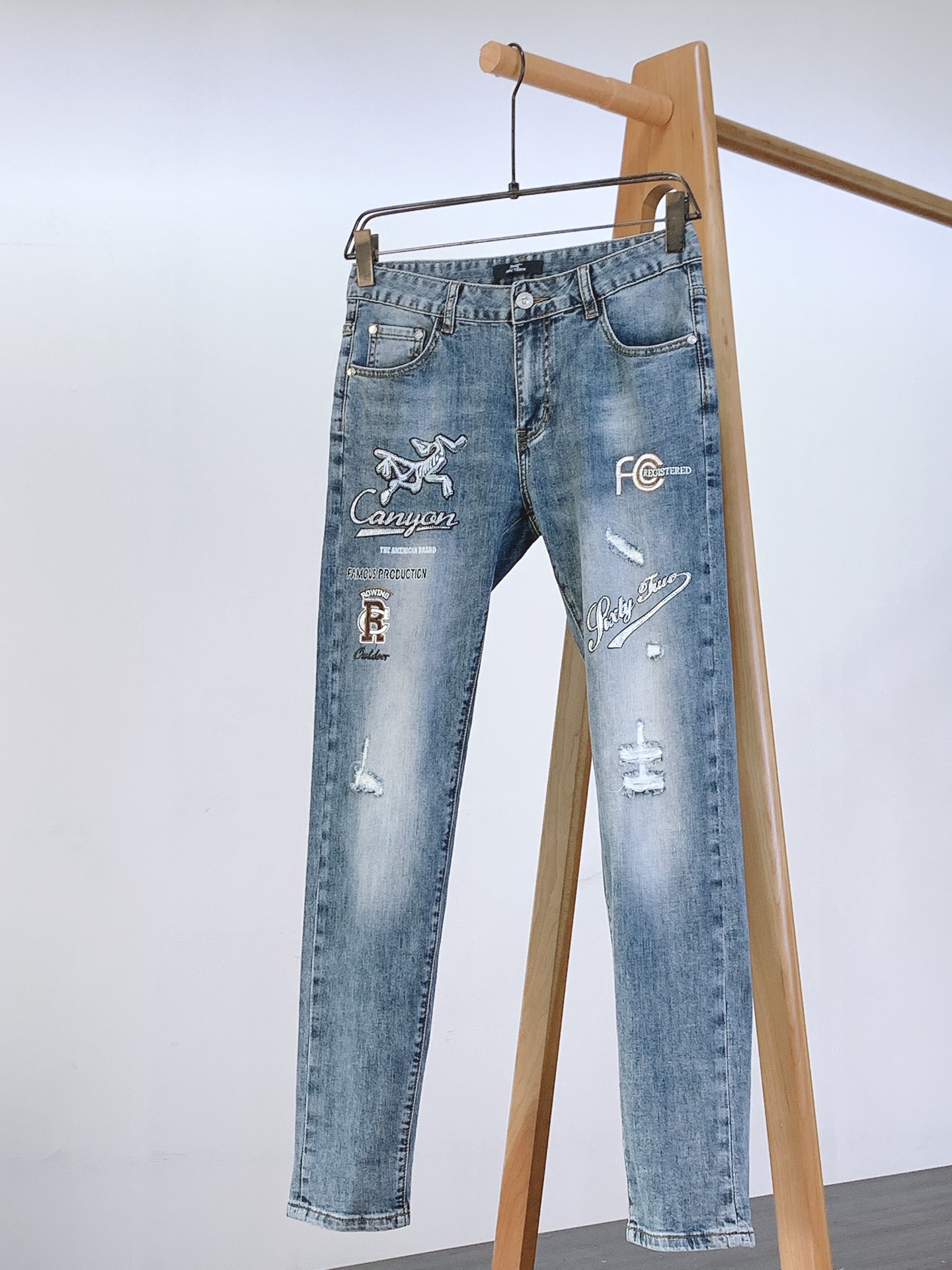 NO:457268,ARCTERYX 2025SS spring and summer new product Fashion and casual denim. I love this one, jeans with double elasticity... Heavy industry washing process... Custom hardware accessories for mold opening, straight trouser legs, comfortable and soft and skin-friendly, the upper body is wide and stylish, not easy to wrinkle. Unique color and design style, and awesome details. ………………………………………………………………………………………………………………………………………………………………………………………………………………………………………………………………………………………………………………………………………………………………………………………………………………………………………………………………………………………………………………………………………………………………………………………………………………………………………………………………………………………………………………………………………………………………………………………………………………………………………………………………………………………………………………………………………………………………………………………………………………………………………………………………………………………………………………………………………………19860909ARCTERYX 始祖鸟 2025SS春夏新品 时尚休闲牛仔.独爱这一条,弹力加倍的牛仔裤…… 重工洗水工艺…..开模定制五金配件,直筒裤脚,面料舒适柔软亲肤,上身挺阔有型、不易起皱.独特的颜色和设计风格,还有牛逼的细节加持. …………………………………………………… Size28-36,arc'teryx,jeans,alexander wang,Men's clothing