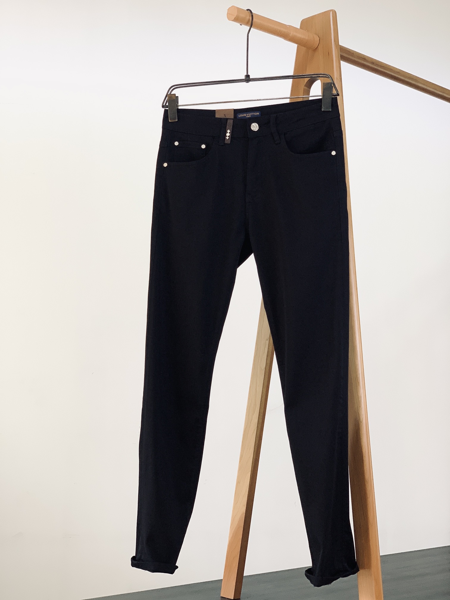 NO:457271,Louis Vuitton 2025SS Spring and Summer New Products High Fashion, Super Soft Denim fabric, Heavy Industry Washed Jeans The fabric is very special, super fine imitation cotton yarn blend, super soft and comfortable. It has a casual, casual, and a relaxed and fashionable feeling. The fabric is refreshing, slightly stretchy, super soft and long-lasting, the whole pants are all traditional hand-wiping technology, natural stone grinding and light fermentation. The style belongs to the combination of small straight feet, and the details are exquisite. …………………………………………………………………………………………………………………………………………………………………………………………………………………………………………………………………………………………………………………………………………………………………………………………………………………………………………………………………………………………………………………………………………………………………………………………………………………………………………………………………………………………………………………………………………………………………………………………………………………………………………………………………………………………………………………………………………………………………………………………………………………………………19860909LouisVuitton 路易威登 2025SS春夏新品 高级时装感,超柔牛仔面料 , 重工洗水牛仔裤 面料很特殊,超细精仿棉纱混纺,超柔舒适感. 具备牛仔随性感 ,休闲感 , 亦有轻松感 ,时尚感. 布面清爽,微弹力,超柔穿着时间长, 整条裤子全传统手擦工艺,自然石磨轻酵洗水. 版型属于合体小直脚剪裁,细节精致感. …………………………………………………… Size28-38,,louis vuitton,louis vuitton,jeans,alexander wang,Men's clothing