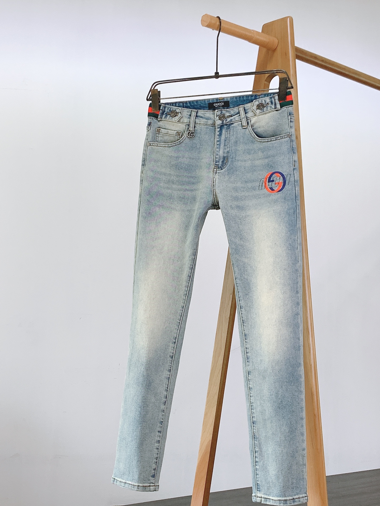 NO:457275,Gucci 2025SS spring and summer new product, fashionable casual jeans, perfectly blend classic denim elements with brand characteristics. Light blue denim, after special washing, presents a natural fading effect, full of retro charm, showing a casual and unrestrained attitude. The iconic red and green webbing is decorated at the waist of the pants, which is classic and eye-catching, and the brand identity can be seen at a glance. The unique round embroidery pattern on the front, the color combination is bold and harmonious, adding details to the overall shape. The words 'GUCC*' and the double G logo on the back are presented in red, which are eye-catching and fashionable, while the words 'Firenze 1921' tell the brand's long history and profound heritage from Florence.  The style is a slim straight-tube design, fitting the legs without being too tight, which not only modify the leg shape and ensures comfort. Whether it is matched with a simple T-shirt or a fashionable shirt, it can easily create a trendy look. It is an indispensable item in the closet of fashion experts. …………………………………………………………………………………………………………………………………………………………………………………………………………………………………………………………………………………………………………………………………………………………………………………………………………………………………………………………………………………………………………………………………………………………………………………………………………………………………………………………………………………………………………………………………………………………………………………………………………………………………………………………………………………………………………………………………………………………………………………………………………………………………………………………………………………………………………………………………………………………………………………………………………19860909Gucci 古驰 2025SS春夏新品 时尚休闲牛仔裤,将经典牛仔元素与品牌特色完美融合.浅蓝色牛仔布,经过特殊水洗工艺,呈现出自然的褪色效果,复古韵味十足,彰显随性不羁的态度. 标志性红绿织带装饰于裤腰处,经典醒目,一眼便知品牌身份.正面独特的圆形刺绣图案,色彩搭配大胆又和谐,为整体造型增添细节亮点.背面“GUCC*” 字样与双G标志以红色呈现,醒目又时尚,“Firenze 1921” 字样则诉说着品牌源自佛罗伦萨的悠久历史与深厚底蕴. 版型为修身直筒设计,贴合腿部线条又不过于紧绷,既修饰腿型,又保证穿着舒适度,无论是搭配简约T恤还是时尚衬衫,都能轻松打造出潮流造型,是时尚达人们衣橱中不可或缺的单品. …………………………………………………… Size28-38,,gucci,gucci,jeans,shirts,tees，t-shirt,alexander wang,Men's clothing