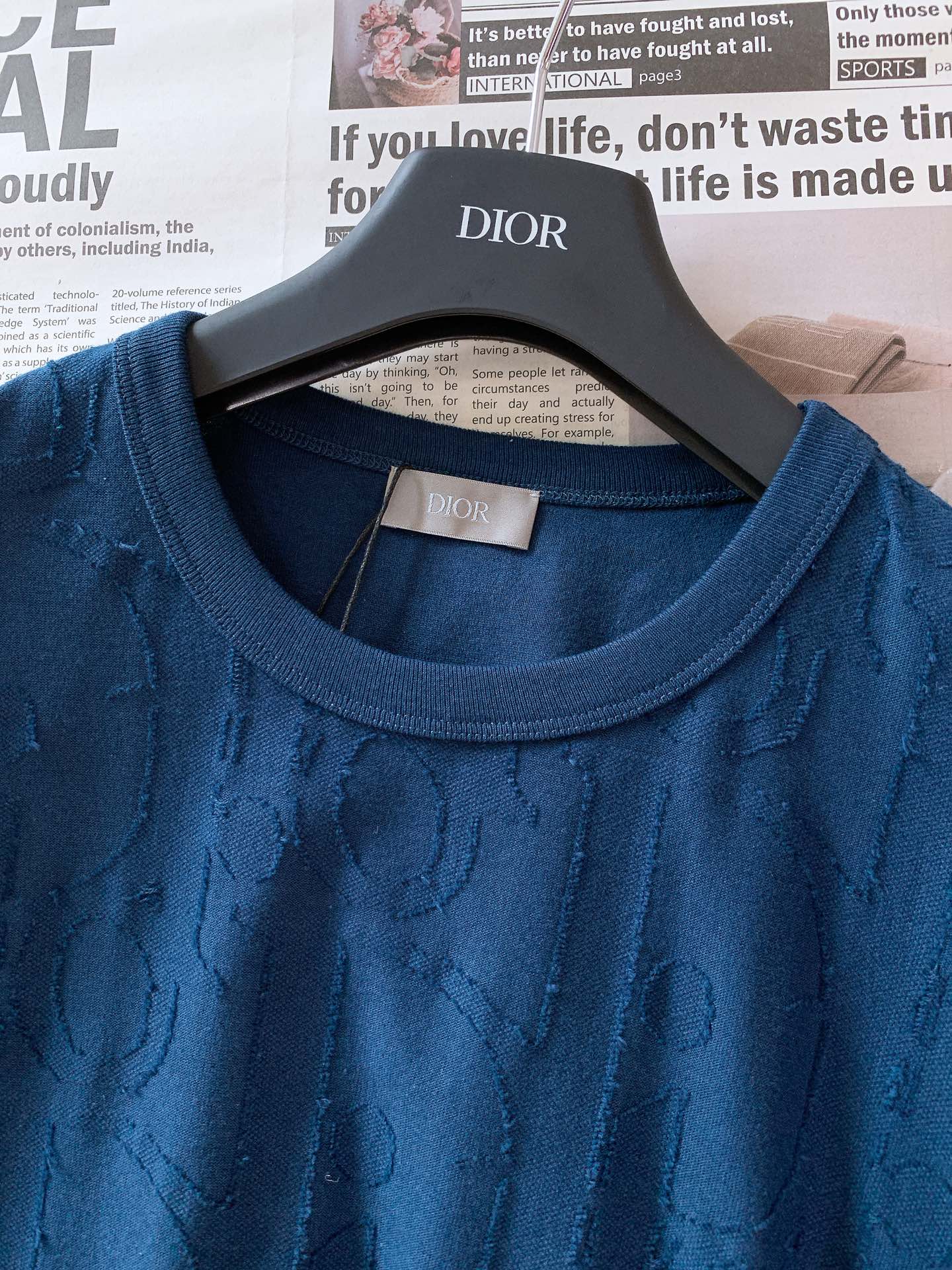 Dior Homme 迪奥·桀傲 棉质提花T恤这款T恤以100%棉质平纹面料精心打造，这种面料有着出色的