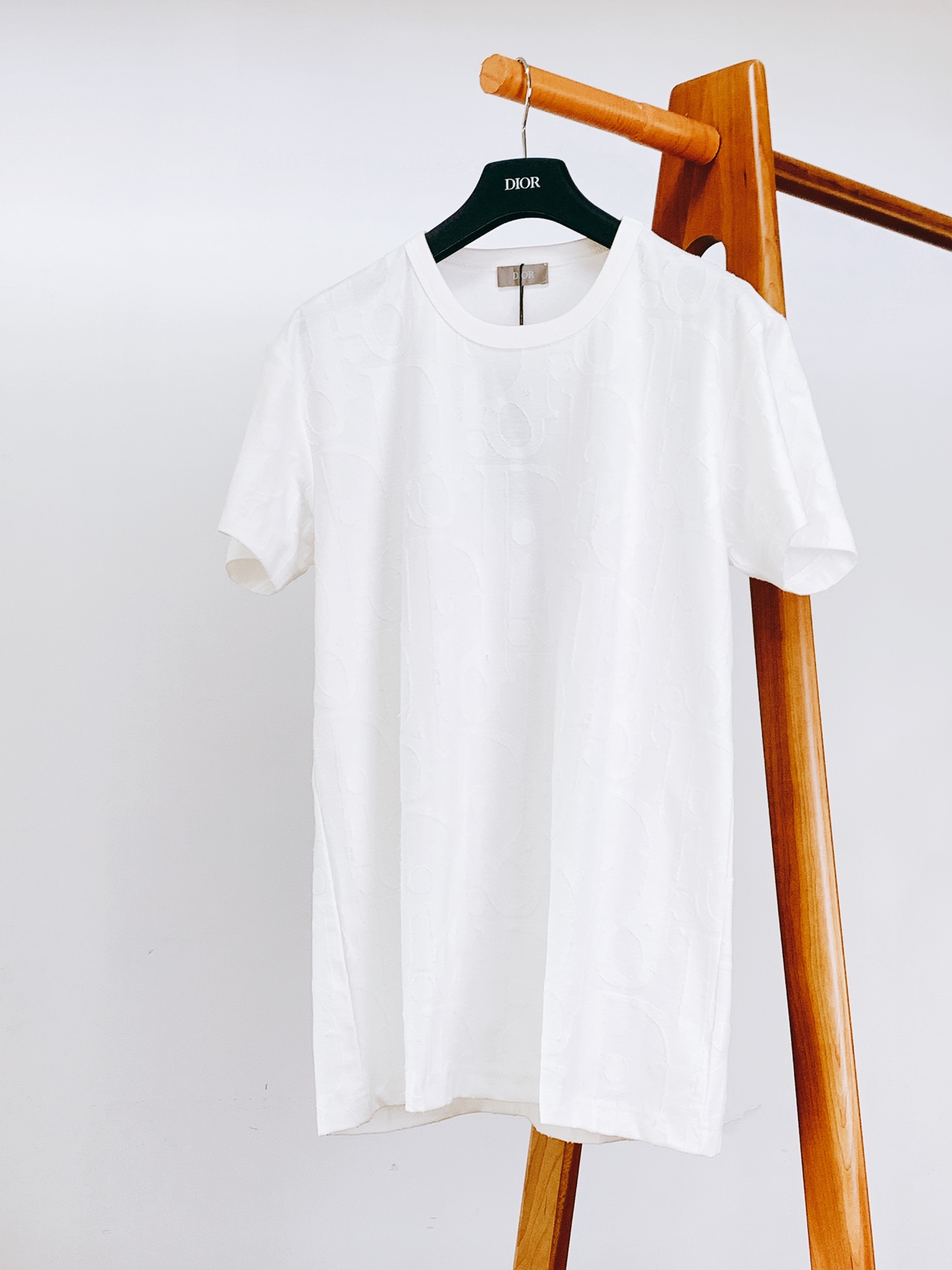 Dior Homme 迪奥·桀傲 棉质提花T恤这款T恤以100%棉质平纹面料精心打造，这种面料有着出色的