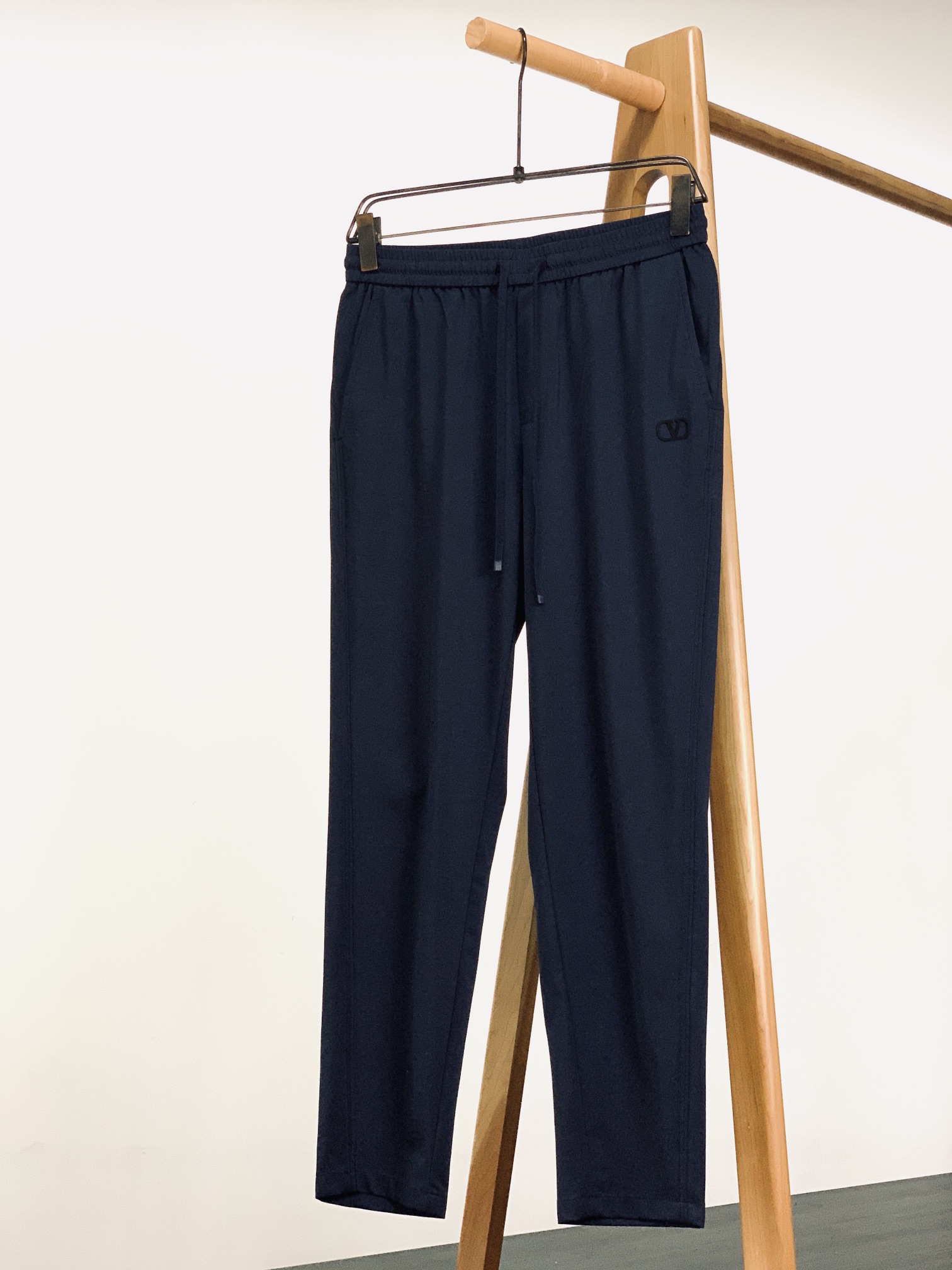 NO:432251,Valentino 2025SS spring and summer new products, men's fashionable casual pants, selected high-quality blended fabrics, washed with heavy industry, soft and skin-friendly, silky and breathable, creating a simple sense of line, not picky in style, precision needle embroidery logo, customer-supplied hardware and decorative accessories, super positive style, excellent upper body effect, two colors available ………………………………………………………………………………………………………………………………………………………………………………………………………………………………………………………………………………………………………………………………………………………………………………………………………………………………………………………………………………………………………………………………………………………………………………………………………………………………………………………………………………………………………………………………………………………………………………………………………………………………………………………………………………………………………………………………………………………………………………………………………………………………………………………………………………………………………………………………………………19860909Valentino 华伦天奴 2025SS春夏新品 男士时尚休闲裤,臻选优质混纺面料打造,经重工水洗,柔软亲肤,丝滑透气,缔造简约线条感,版型不挑人,精工密针刺绣标识,客供五金装饰辅料,版型超正,上身效果极佳,两色可选 …………………………………………………… SizeM-5XL,,valentino,valentino,alexander wang,Men's clothing