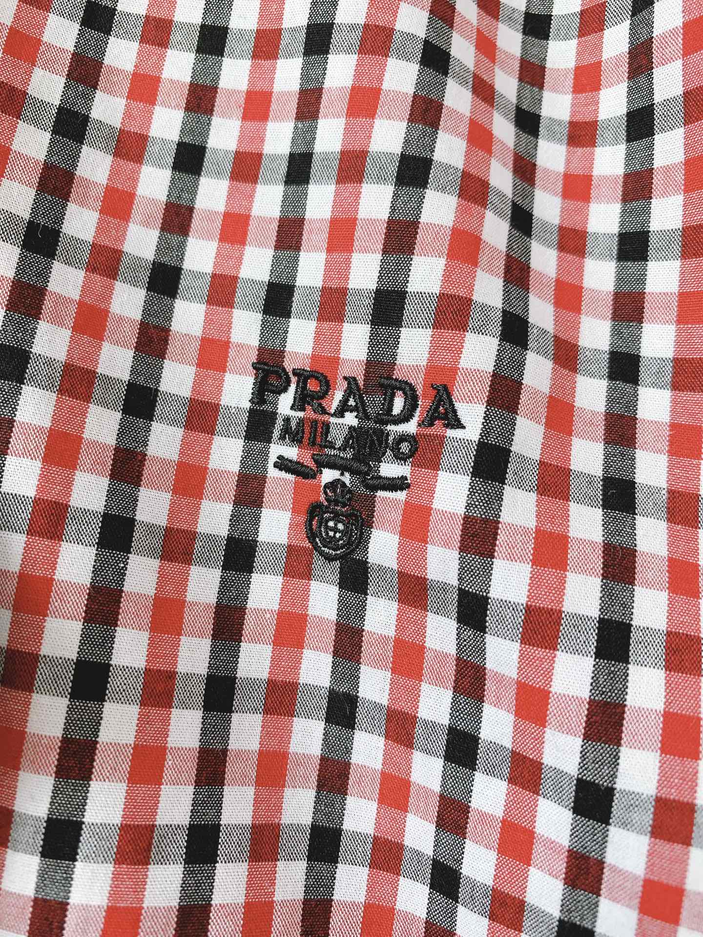 Prada 普拉达 伊势丹Isetan展会限定款衬衫👔 千鸟格纹,作为时尚界经久不衰的元素,自带复古与优雅气质。格纹的规 Prada 普拉达 伊势丹Isetan展会限定款衬衫👔 千鸟格纹,作为时尚界经久不衰的元素,自带复古与优雅气质。格纹的规