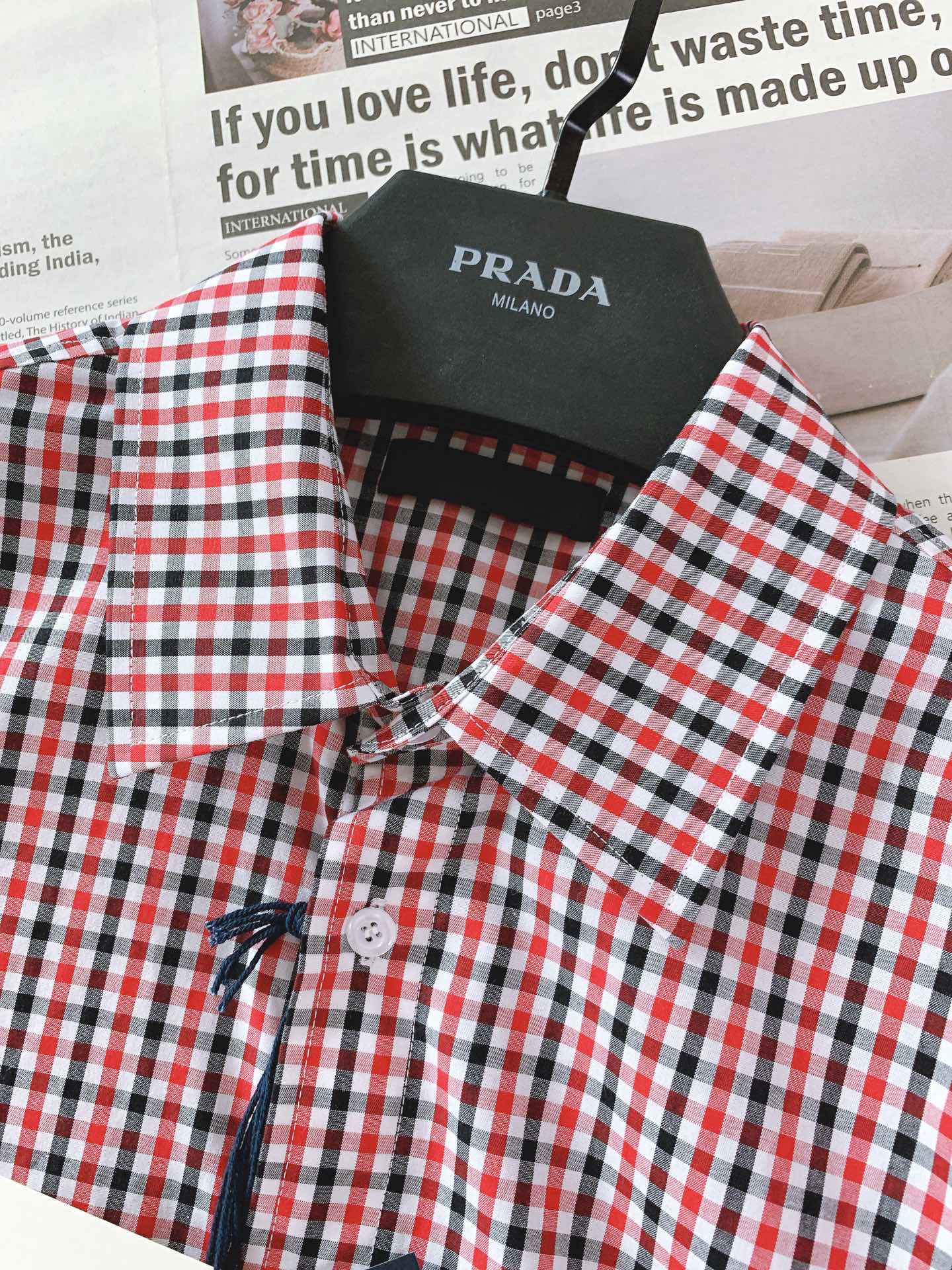 Prada 普拉达 伊势丹Isetan展会限定款衬衫👔 千鸟格纹,作为时尚界经久不衰的元素,自带复古与优雅气质。格纹的规 Prada 普拉达 伊势丹Isetan展会限定款衬衫👔 千鸟格纹,作为时尚界经久不衰的元素,自带复古与优雅气质。格纹的规