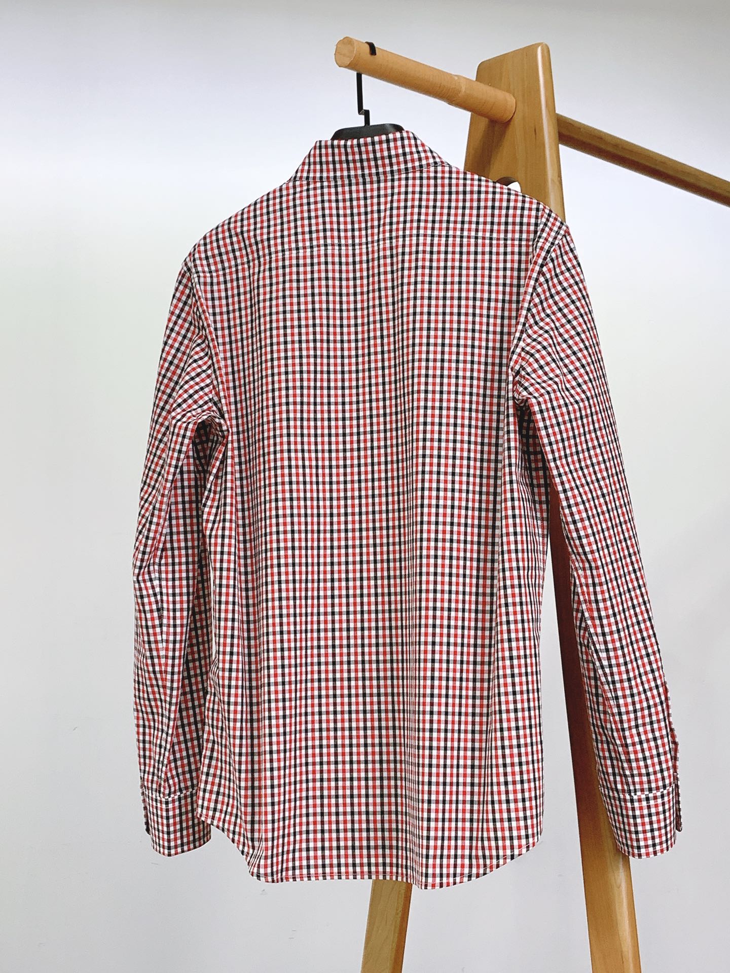 Prada 普拉达 伊势丹Isetan展会限定款衬衫👔 千鸟格纹,作为时尚界经久不衰的元素,自带复古与优雅气质。格纹的规 Prada 普拉达 伊势丹Isetan展会限定款衬衫👔 千鸟格纹,作为时尚界经久不衰的元素,自带复古与优雅气质。格纹的规