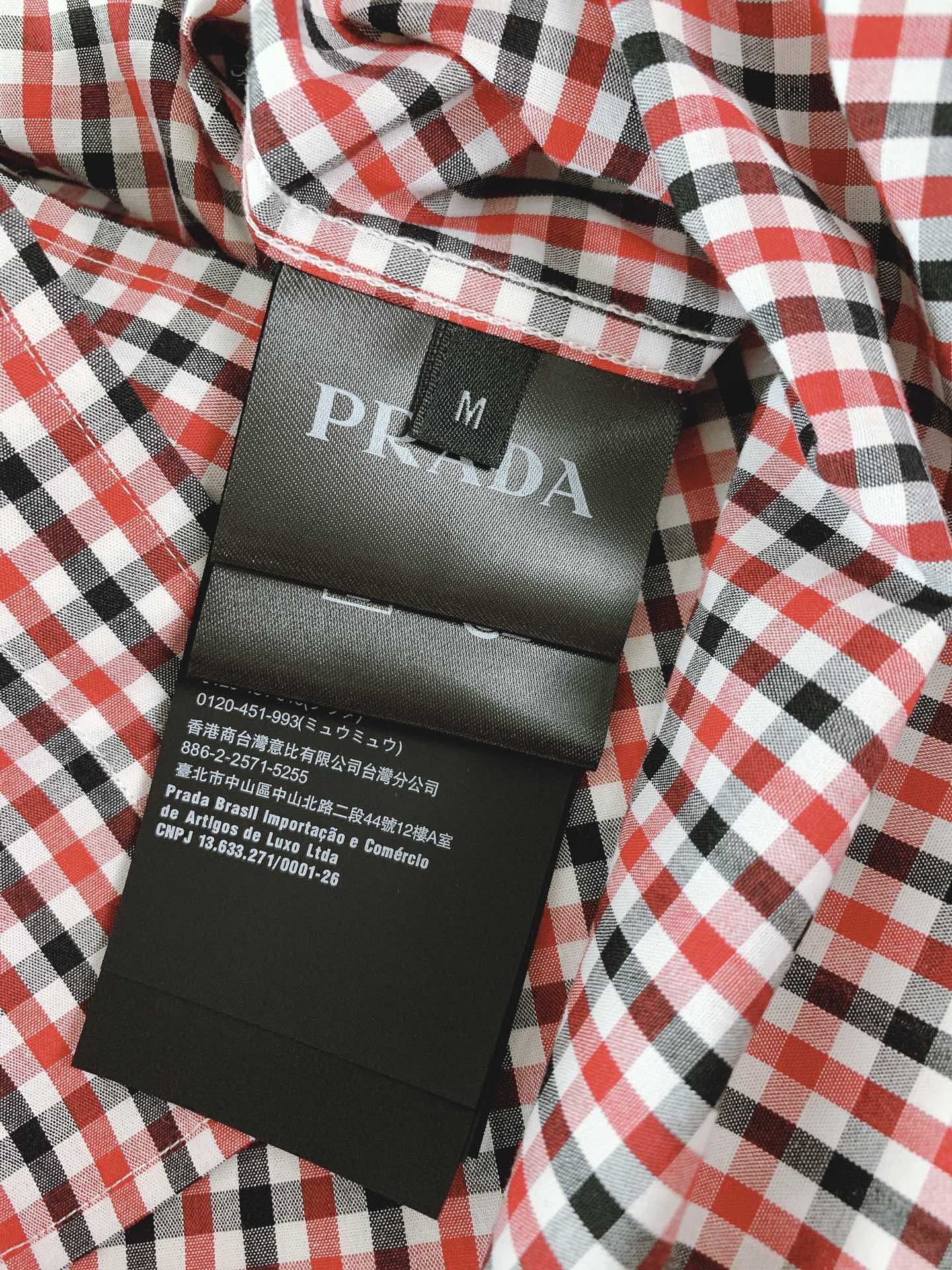 Prada 普拉达 伊势丹Isetan展会限定款衬衫👔 千鸟格纹,作为时尚界经久不衰的元素,自带复古与优雅气质。格纹的规 Prada 普拉达 伊势丹Isetan展会限定款衬衫👔 千鸟格纹,作为时尚界经久不衰的元素,自带复古与优雅气质。格纹的规