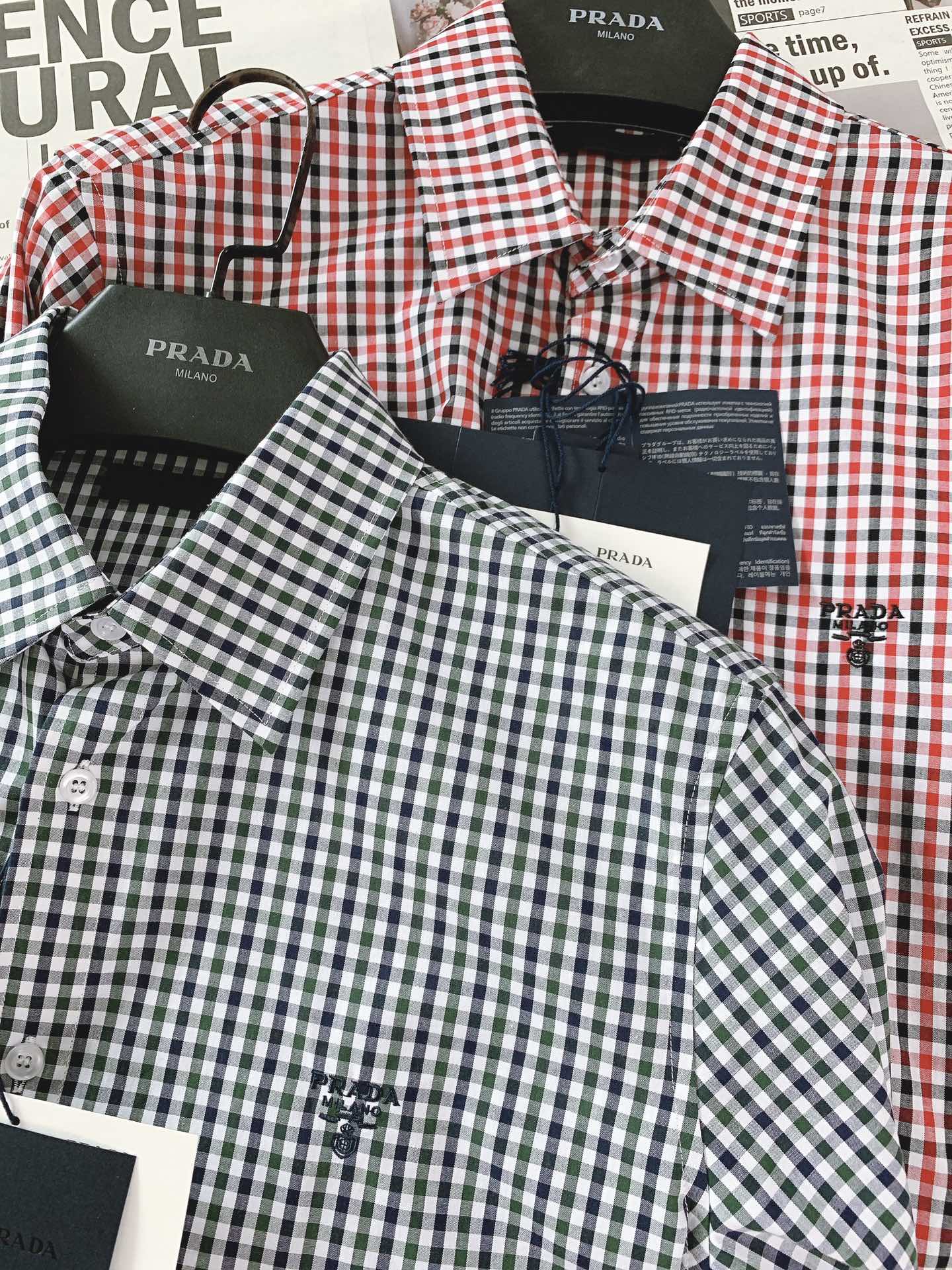 Prada 普拉达 伊势丹Isetan展会限定款衬衫👔 千鸟格纹,作为时尚界经久不衰的元素,自带复古与优雅气质。格纹的规 Prada 普拉达 伊势丹Isetan展会限定款衬衫👔 千鸟格纹,作为时尚界经久不衰的元素,自带复古与优雅气质。格纹的规