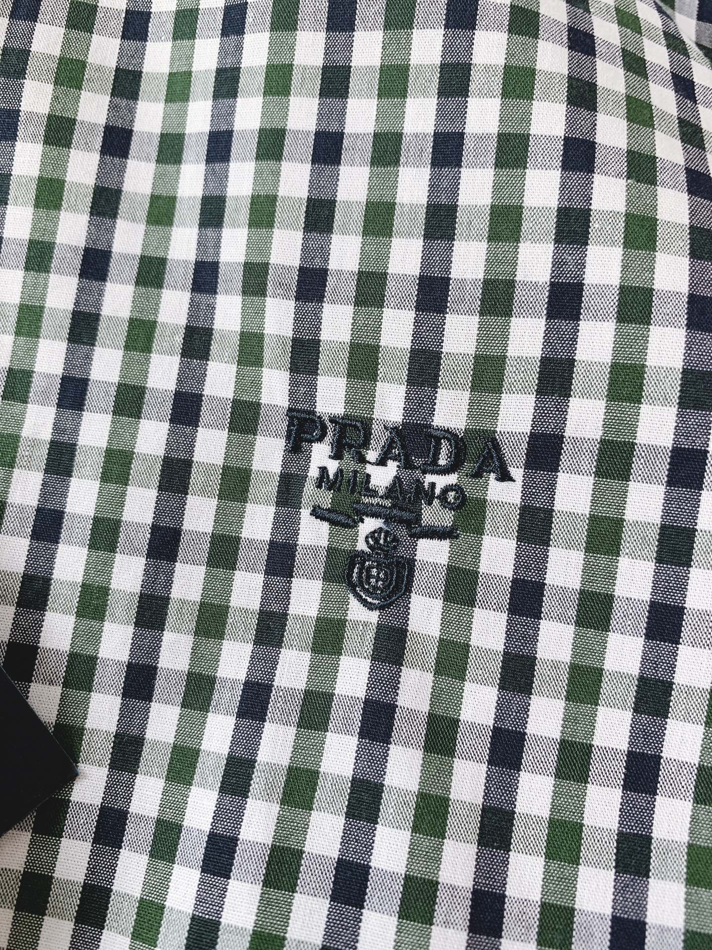 Prada 普拉达 伊势丹Isetan展会限定款衬衫👔 千鸟格纹，作为时尚界经久不衰的元素，自带复古与优雅气质。格纹的规
