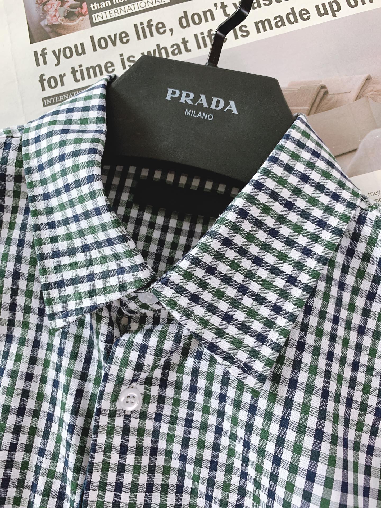 Prada 普拉达 伊势丹Isetan展会限定款衬衫👔 千鸟格纹，作为时尚界经久不衰的元素，自带复古与优雅气质。格纹的规