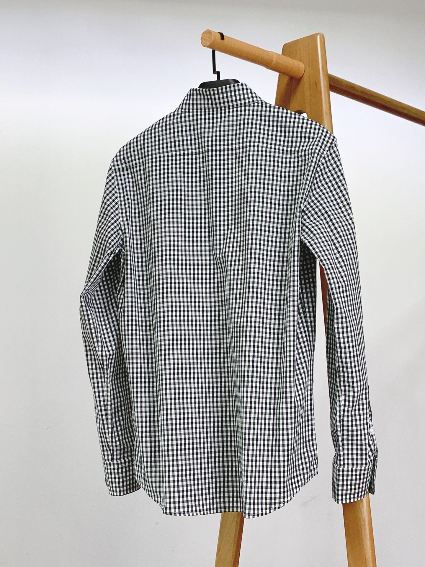 Prada 普拉达 伊势丹Isetan展会限定款衬衫👔 千鸟格纹，作为时尚界经久不衰的元素，自带复古与优雅气质。格纹的规