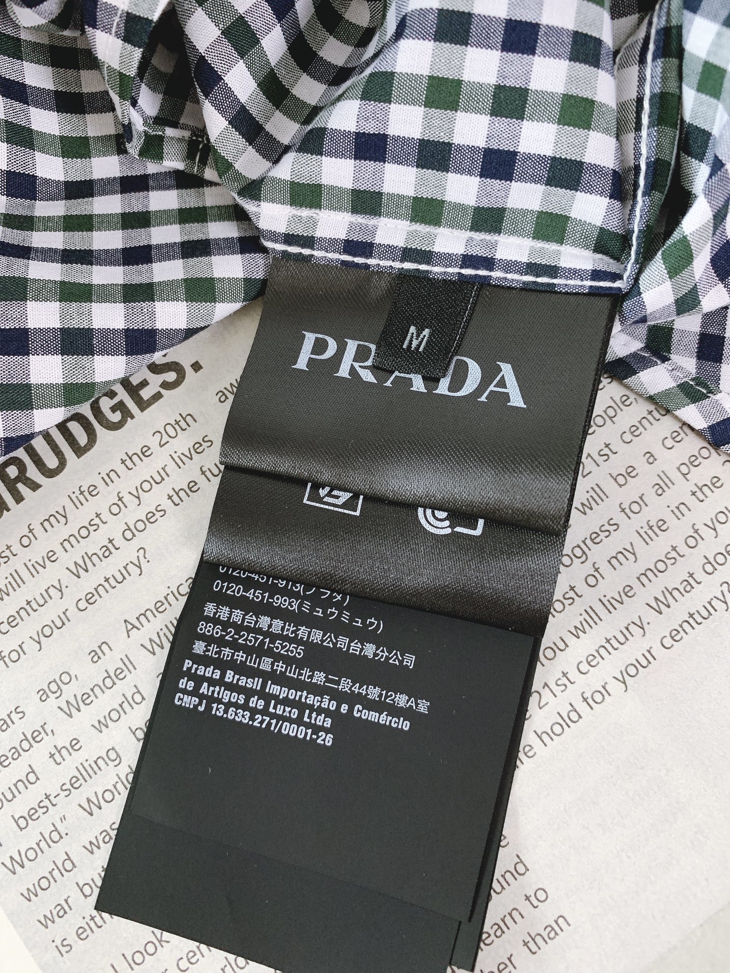 Prada 普拉达 伊势丹Isetan展会限定款衬衫👔 千鸟格纹，作为时尚界经久不衰的元素，自带复古与优雅气质。格纹的规