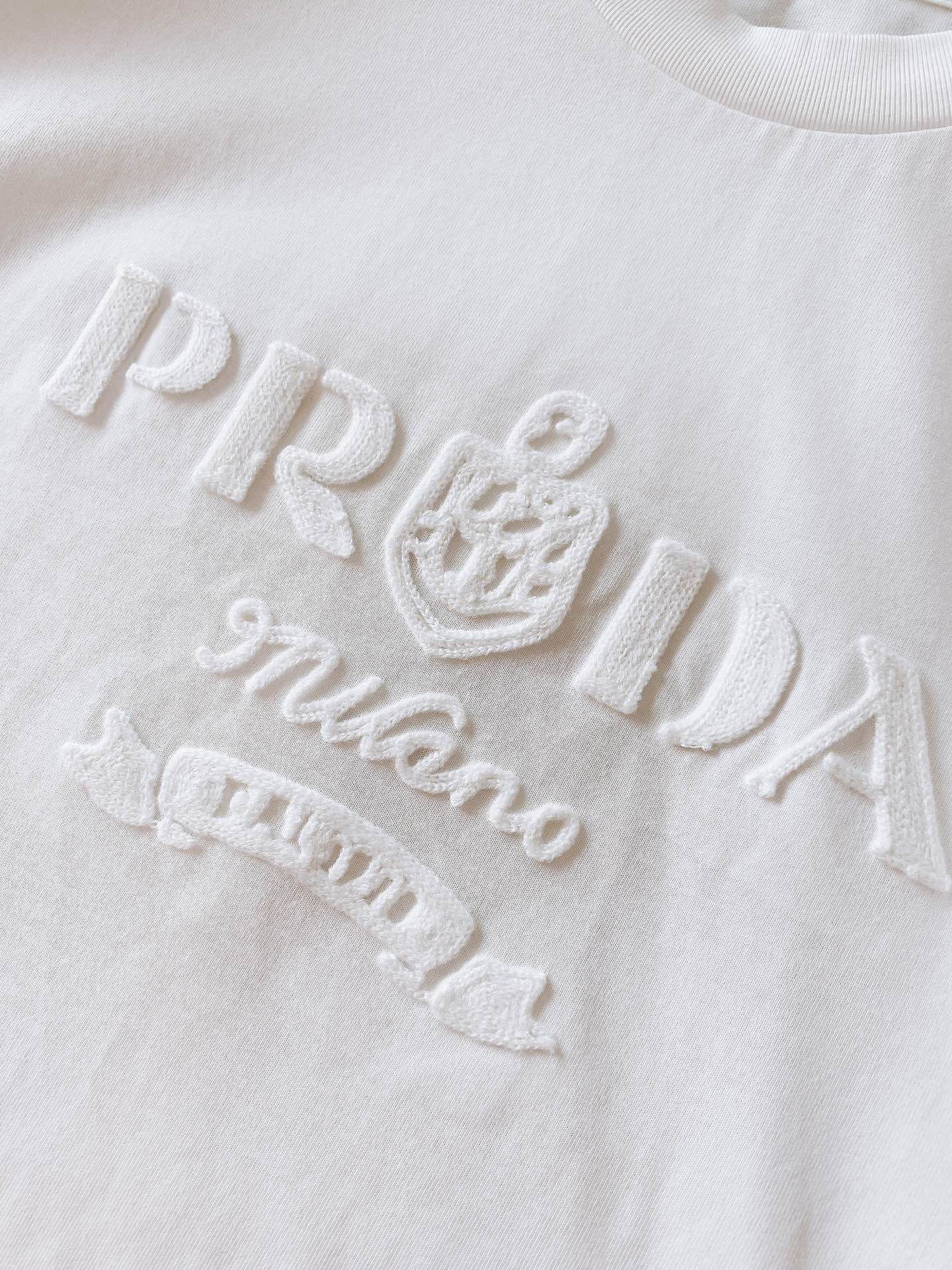 
Prada 普拉达 2025SS春夏新品 
刺绣浮雕T恤，立体感logo微廓形半袖打底T恤，定制高支纯