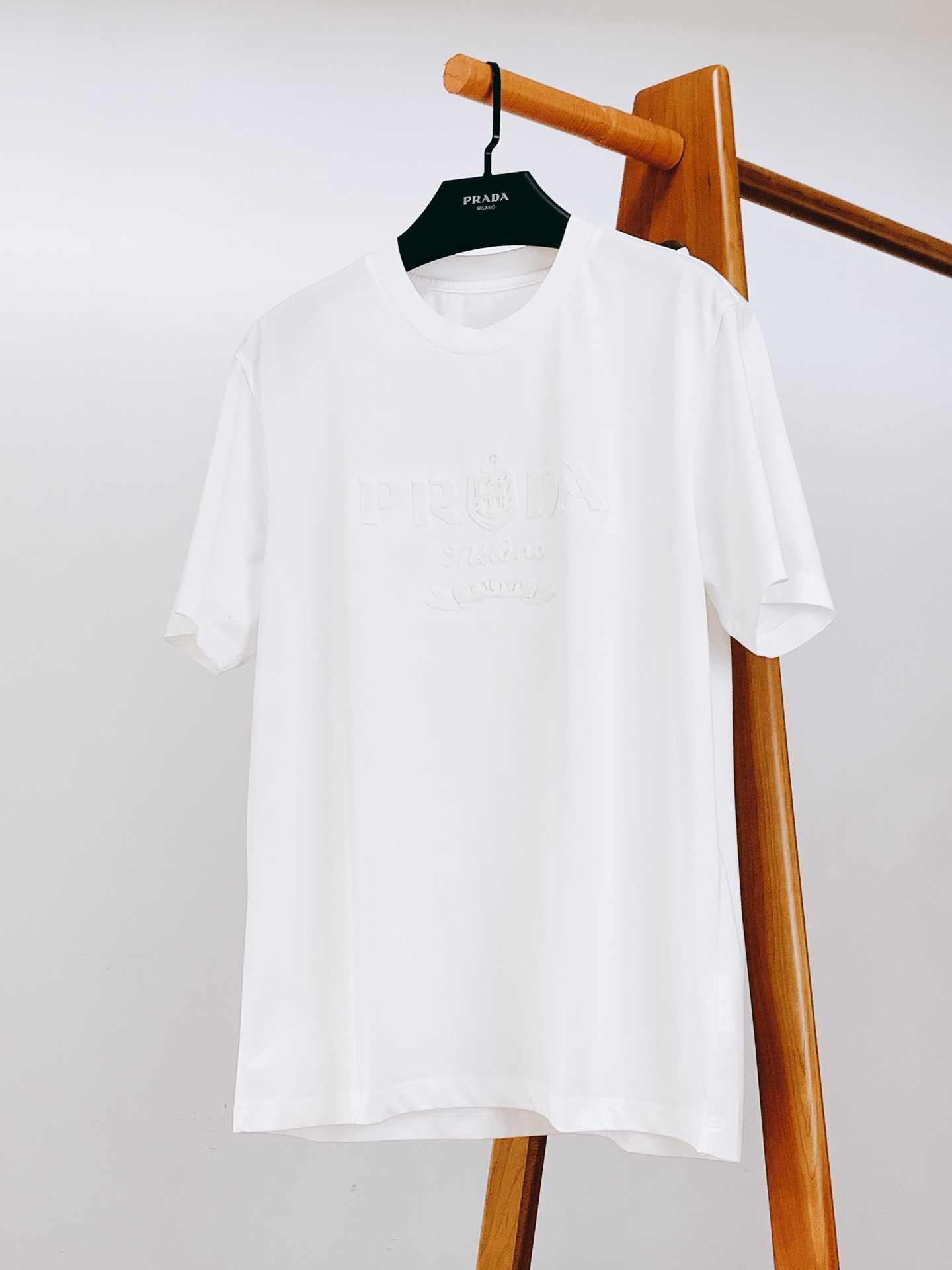 
Prada 普拉达 2025SS春夏新品 
刺绣浮雕T恤，立体感logo微廓形半袖打底T恤，定制高支纯