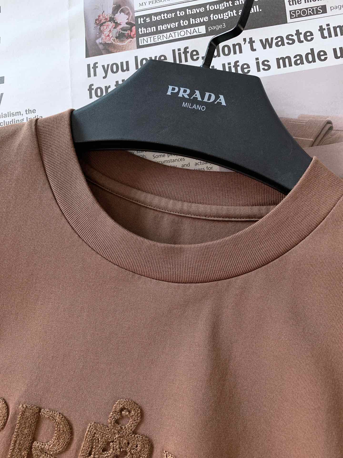 
Prada 普拉达 2025SS春夏新品 
刺绣浮雕T恤，立体感logo微廓形半袖打底T恤，定制高支纯