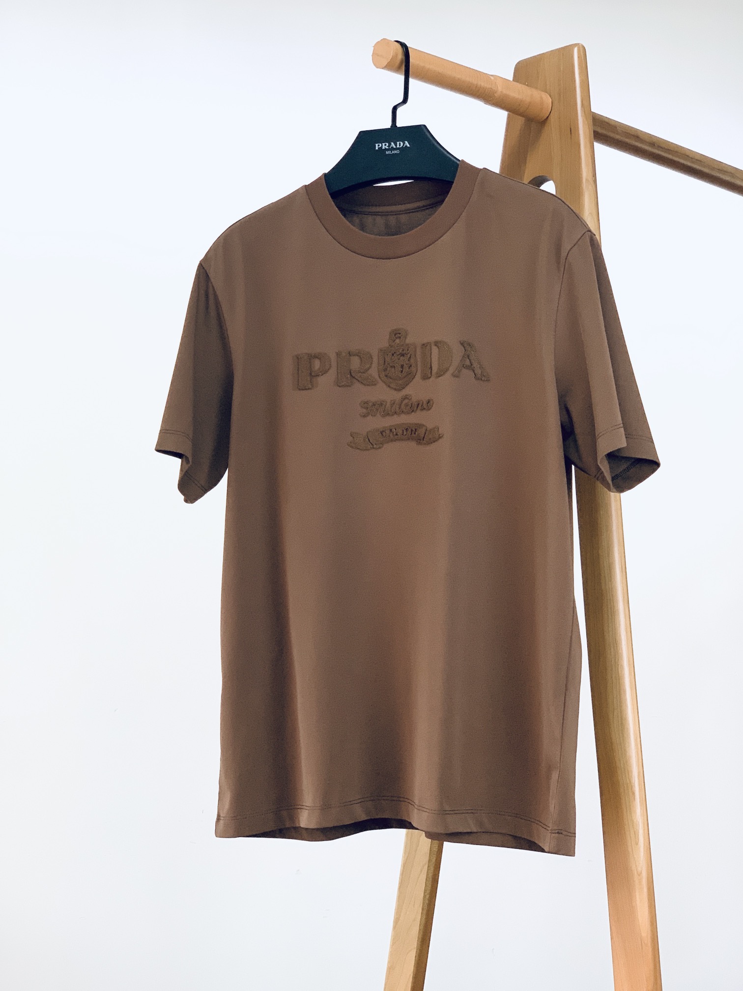 
Prada 普拉达 2025SS春夏新品 
刺绣浮雕T恤，立体感logo微廓形半袖打底T恤，定制高支纯