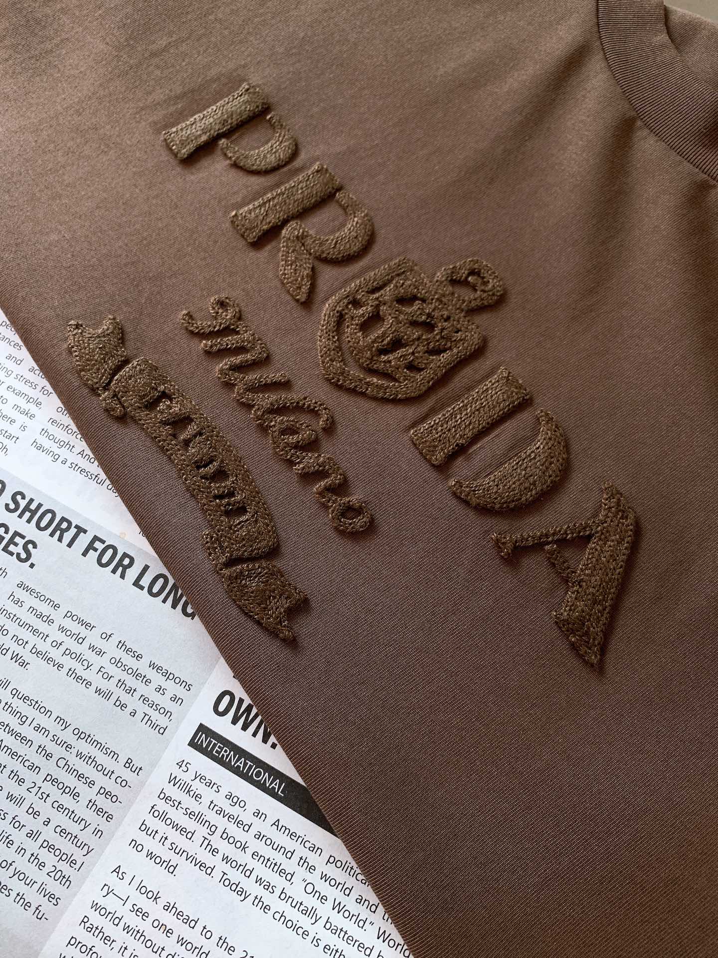 
Prada 普拉达 2025SS春夏新品 
刺绣浮雕T恤，立体感logo微廓形半袖打底T恤，定制高支纯
