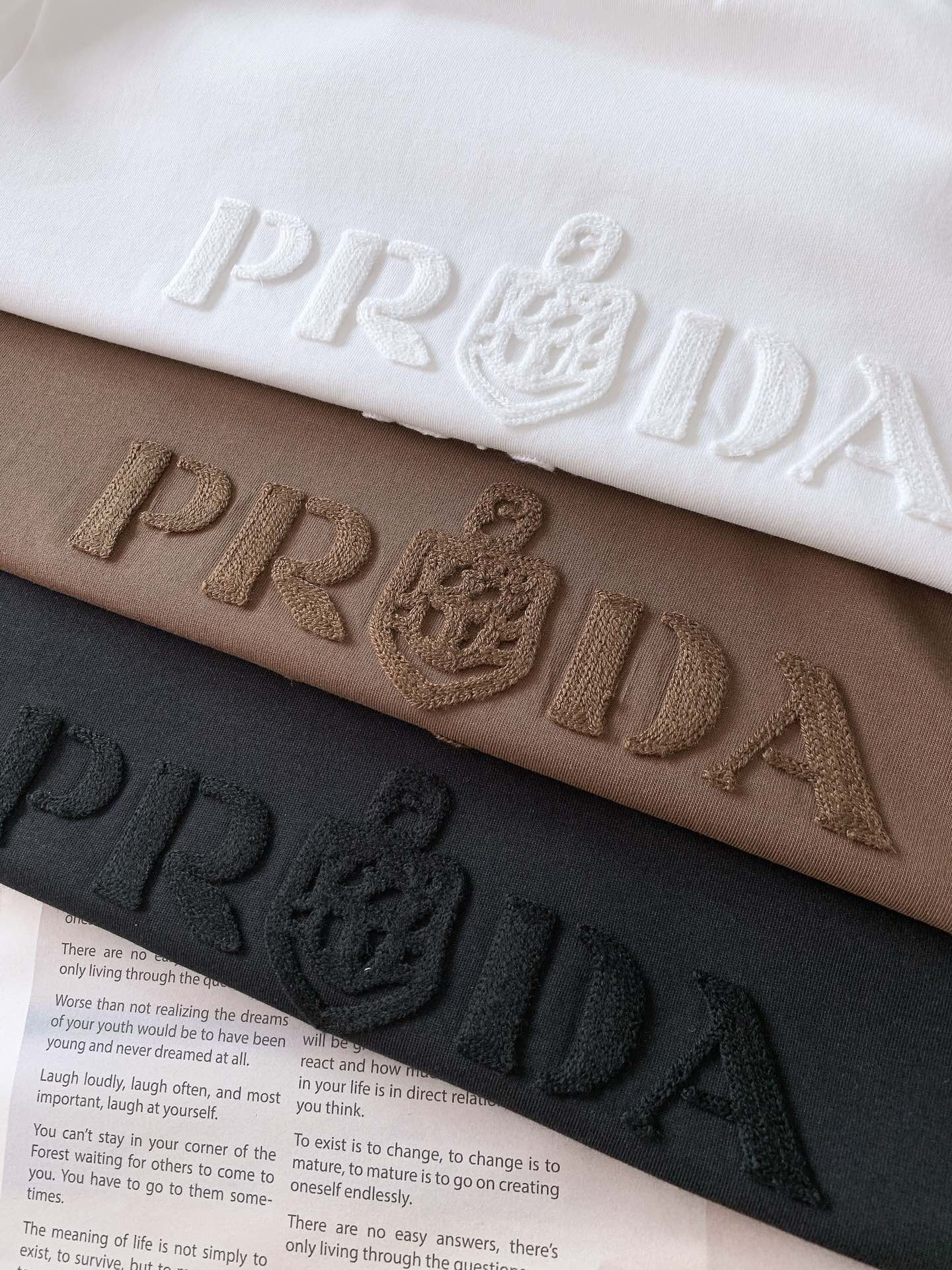 
Prada 普拉达 2025SS春夏新品 
刺绣浮雕T恤，立体感logo微廓形半袖打底T恤，定制高支纯